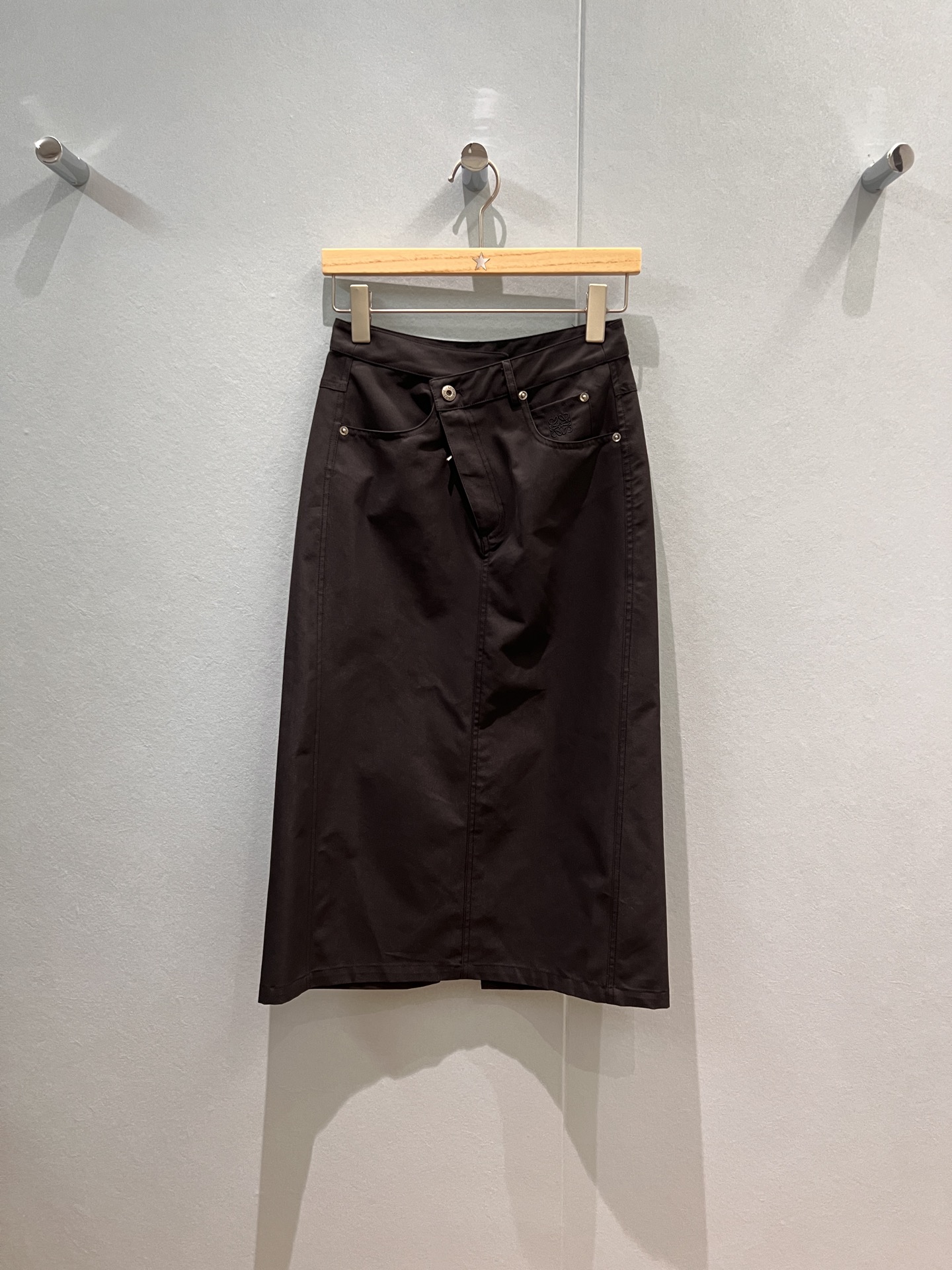 NO:472642,New asymmetric tilt design spliced ​​skirt with hip skirt classic logo embroidered loewe decoration with slit back slit can be matched with the same jacket. The shirt is fashionable and versatile, casual and age-reducing. Black khaki SML,,loewe, skirts, jackets & coats,alexander wang19860909新款不对称斜门襟设计拼接半裙包臀裙 经典logo刺绣loewe装饰 后摆开叉 可搭同款外套 衬衣时尚百搭 休闲减龄 黑色卡其 SML,,loewe,skirts,jackets & coats,alexander wang,Women's clothing