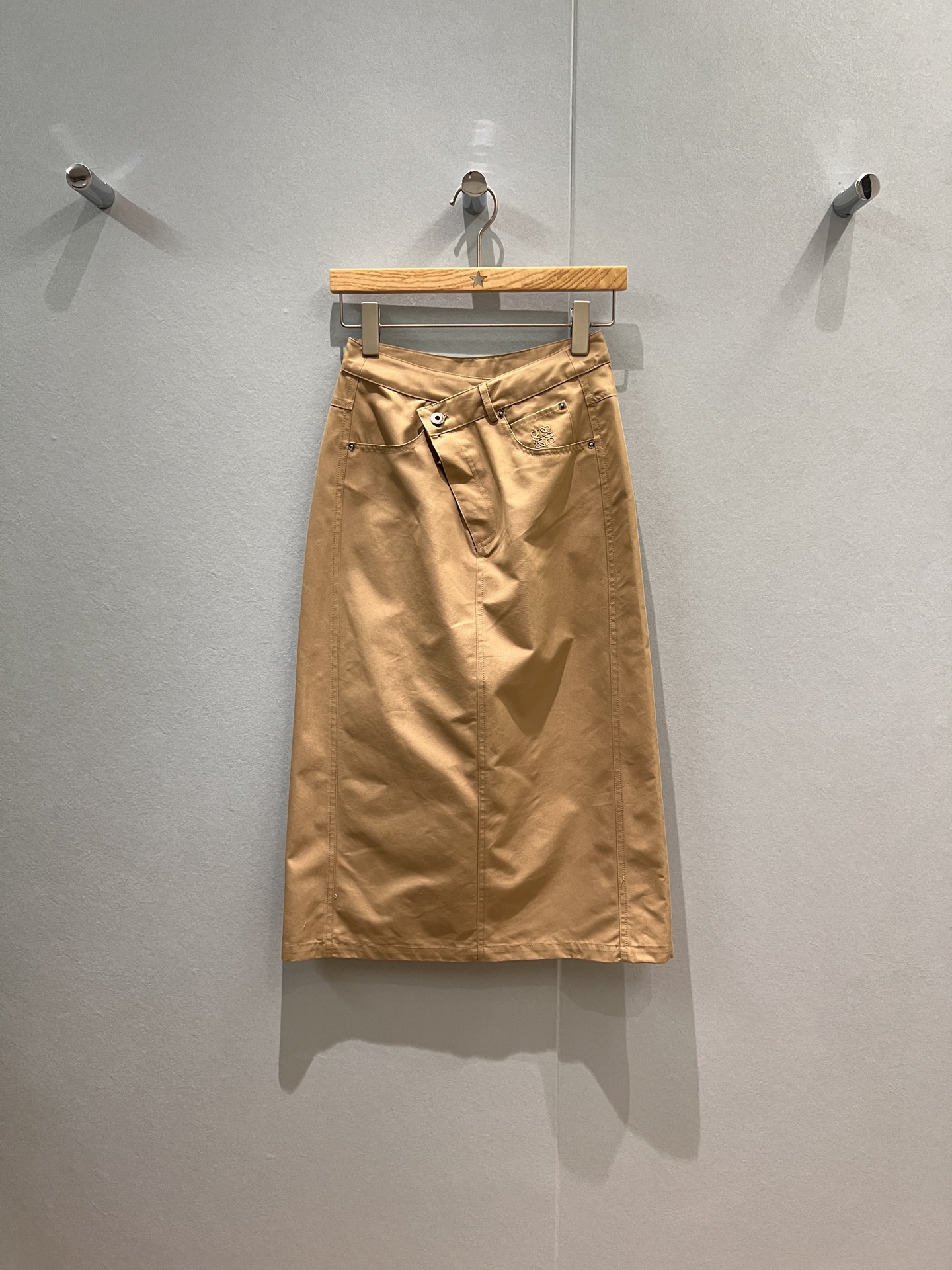 NO:472651,New asymmetric tilt design spliced ​​skirt with hip skirt classic logo embroidered loewe decoration with slit back slit can be matched with the same jacket. The shirt is fashionable and versatile, casual and age-reducing. Black khaki SML,,loewe, skirts, jackets & coats,alexander wang19860909新款不对称斜门襟设计拼接半裙包臀裙 经典logo刺绣loewe装饰 后摆开叉 可搭同款外套 衬衣时尚百搭 休闲减龄 黑色卡其 SML,,loewe,skirts,jackets & coats,alexander wang,Women's clothing