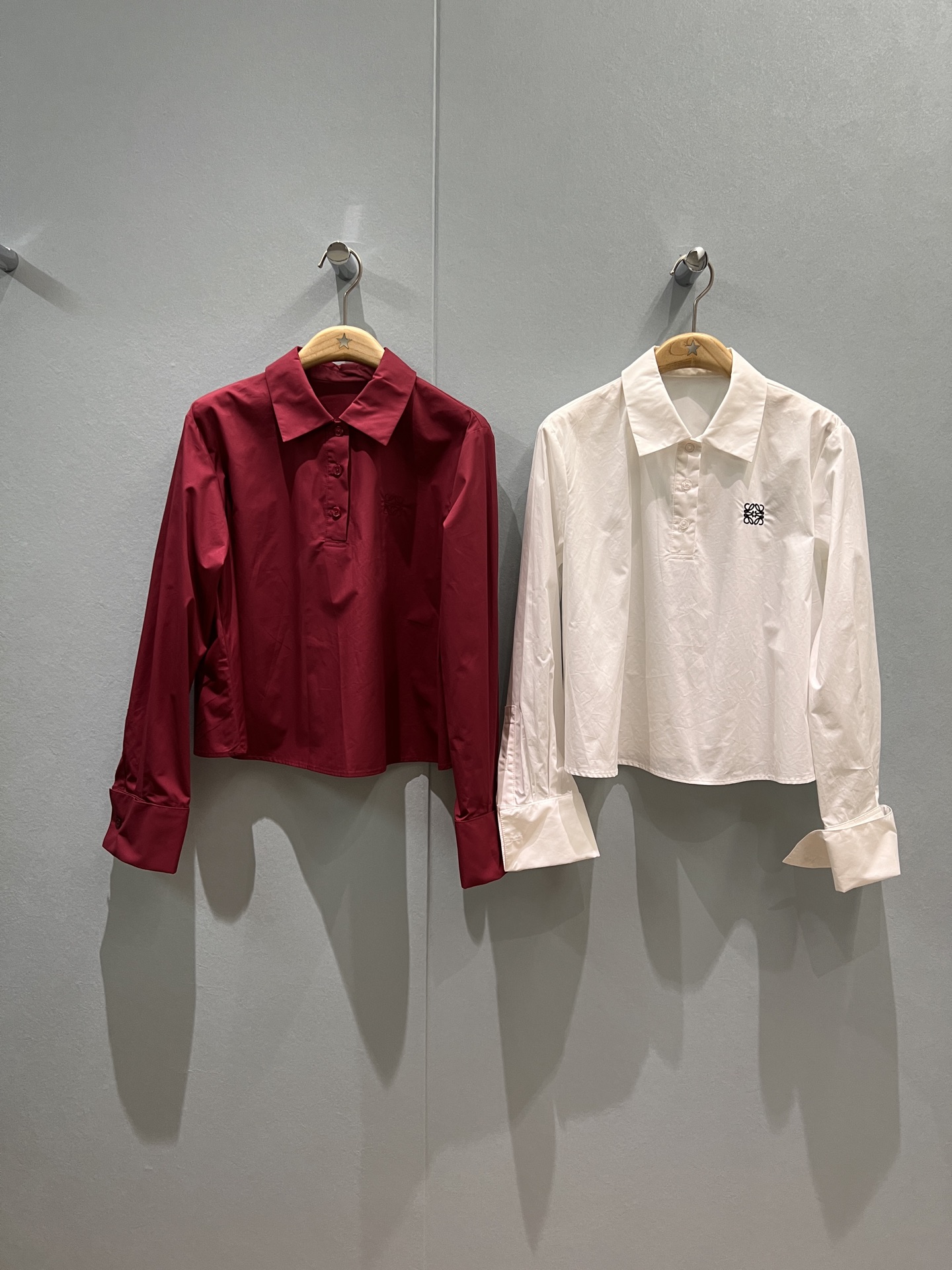 NO:472622,New loewe embroidered small badge decorative shirt, lapel half-open short design, rolled cuffs, cute and age-reducing casual and versatile burgundy white SML,,loewe,alexander wang19860909新款loewe刺绣小徽章装饰衬衣 翻领半开襟短款设计反卷袖口 可爱减龄 休闲百搭酒红白色 SML,,loewe,alexander wang,Women's clothing