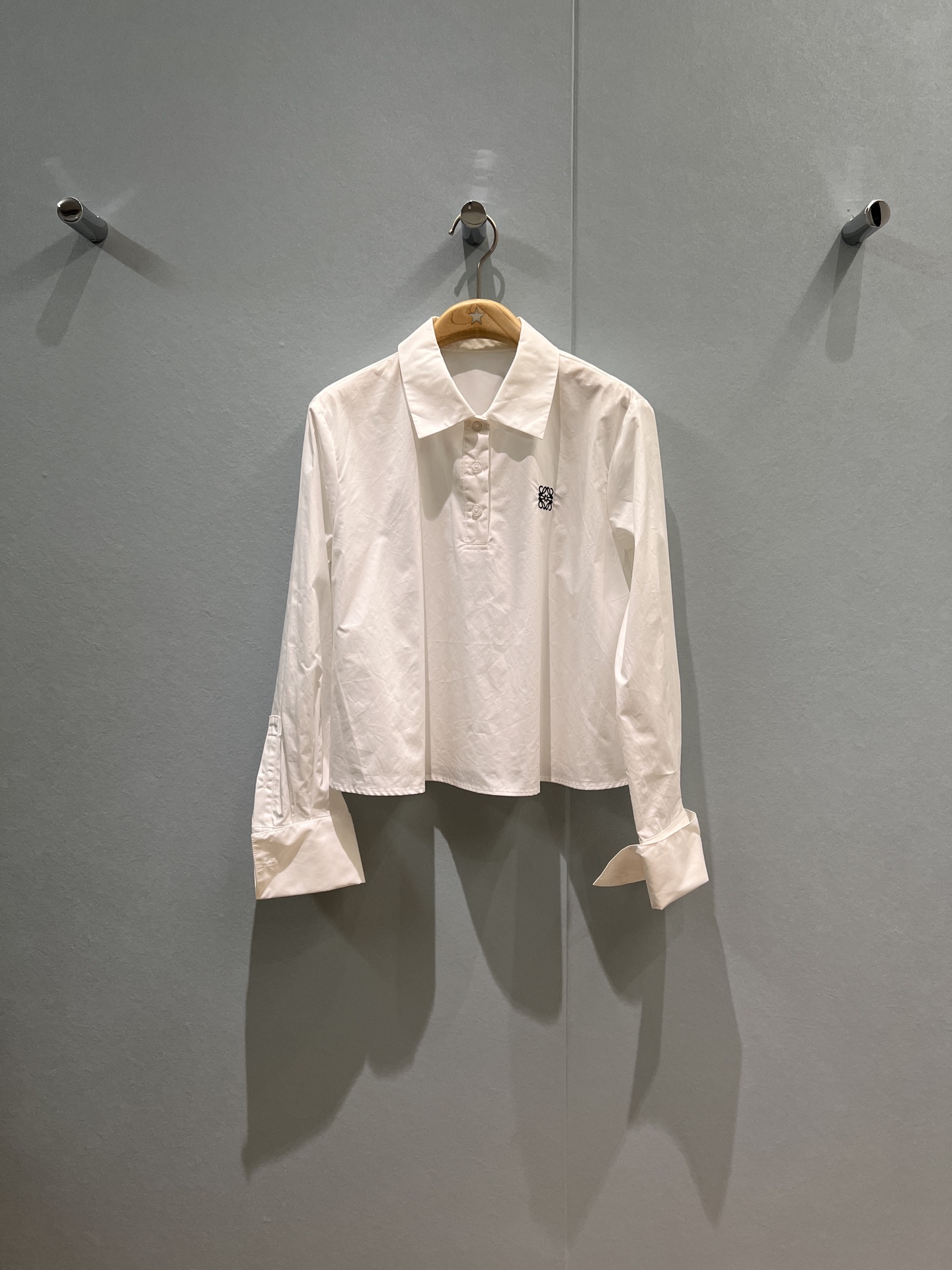 NO:472634,New loewe embroidered small badge decorative shirt, lapel half-open short design, rolled cuffs, cute and age-reducing casual and versatile burgundy white SML,,loewe,alexander wang19860909新款loewe刺绣小徽章装饰衬衣 翻领半开襟短款设计反卷袖口 可爱减龄 休闲百搭酒红白色 SML,,loewe,alexander wang,Women's clothing