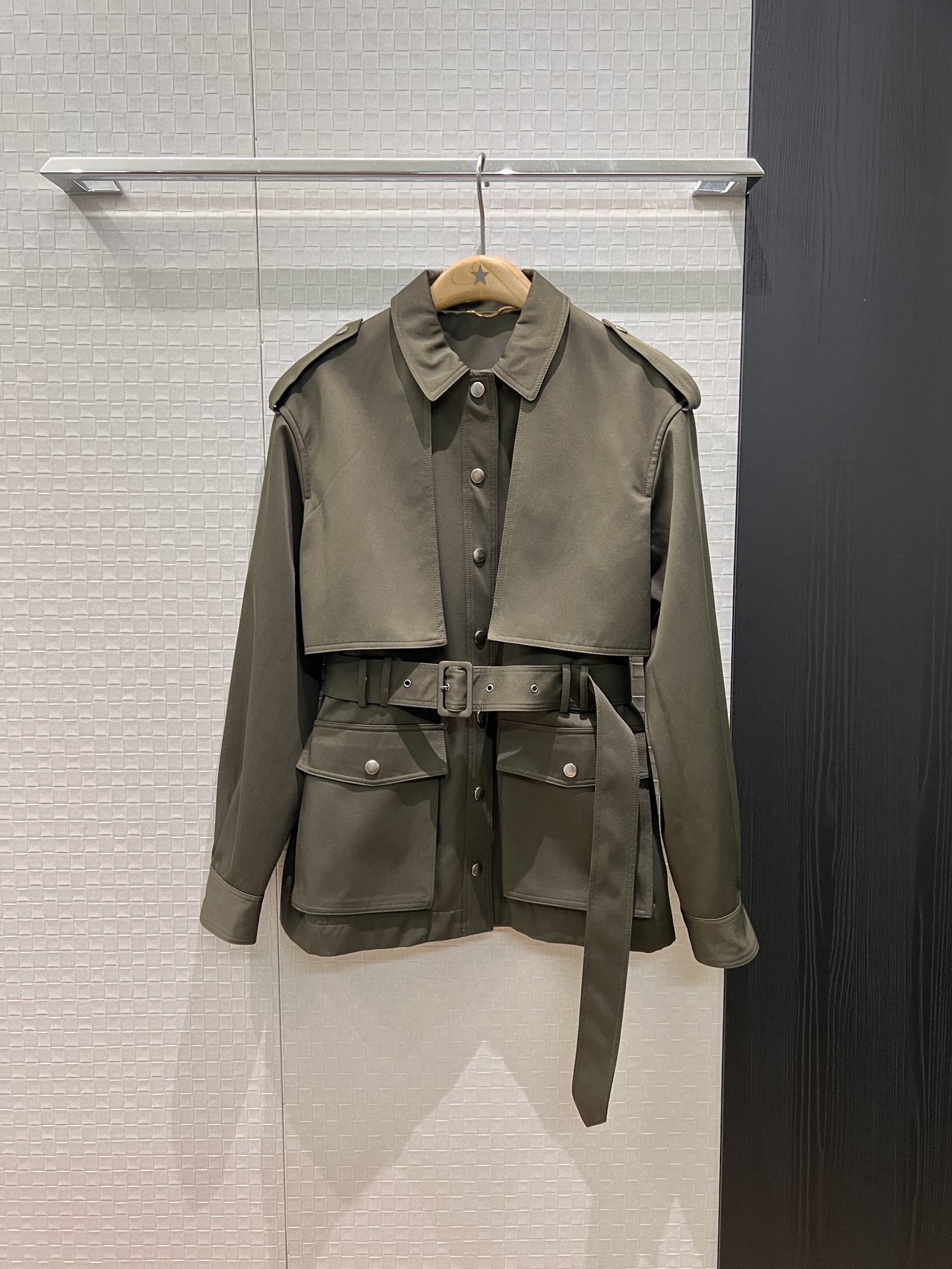 NO:472667,New green army lapel ejection windbreaker jacket mid-length style large workwear belt belt waist slimming hardware accessories mold opening temperament slim fit Fashion commuting SML, Jackets & coats, alexander wang19860909新款绿军色翻领肩章风衣外套 中长款 工装大口袋系腰带收腰显瘦 五金配件开模 气质修身 时尚通勤SML,,jackets & coats,alexander wang,Women's clothing