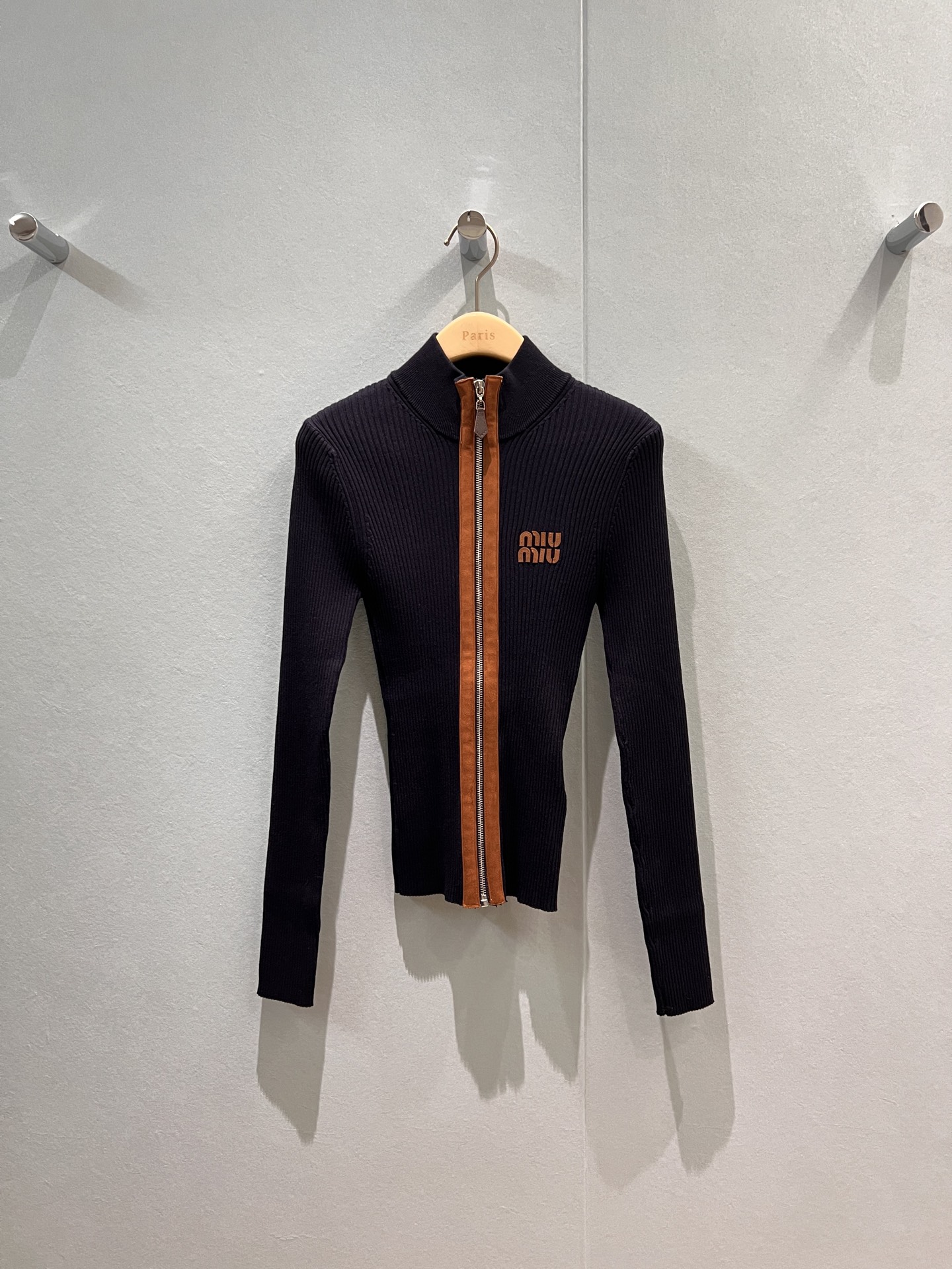 NO:472671,New suede color-blocked small turtleneck knitted cardigan zipper design leather logo letter decoration on chest slim fit SML, chamois leather, alexander wang19860909新款麂皮绒拼色小高领针织开衫 拉链设计胸前贴皮logo字母装饰 修身显瘦SML,,chamois leather,alexander wang,Women's clothing