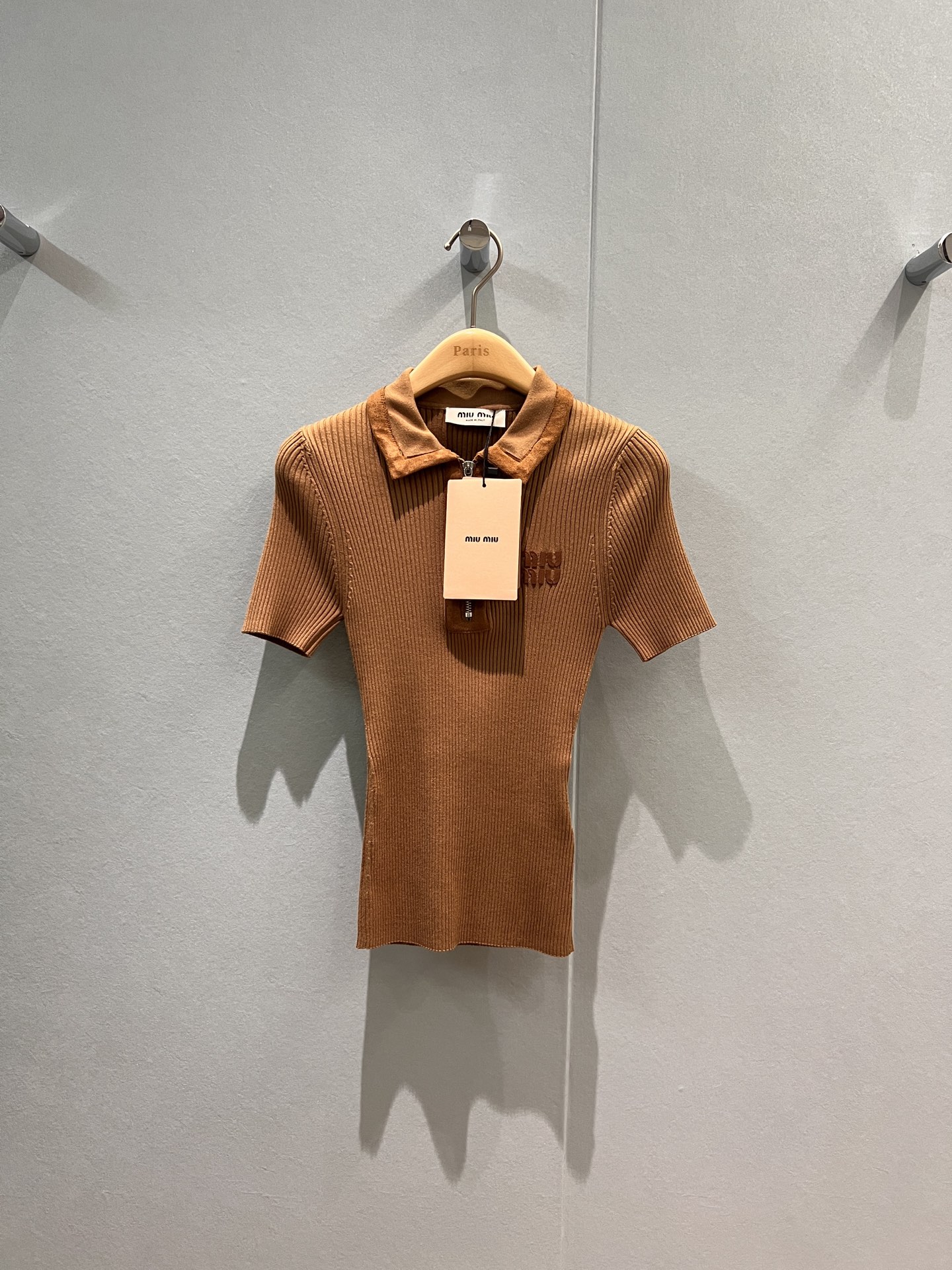 NO:472675,New suede spliced ​​lapel knitted short-sleeved top Zipper lapel design leather logo letter decoration on chest slim fit SML, T-shirt, chamois leather, alexander wang19860909新款麂皮绒拼接翻领针织短袖上衣 拉链翻领设计胸前贴皮logo字母装饰 修身显瘦SML,,T-shirt,chamois leather,alexander wang,Women's clothing