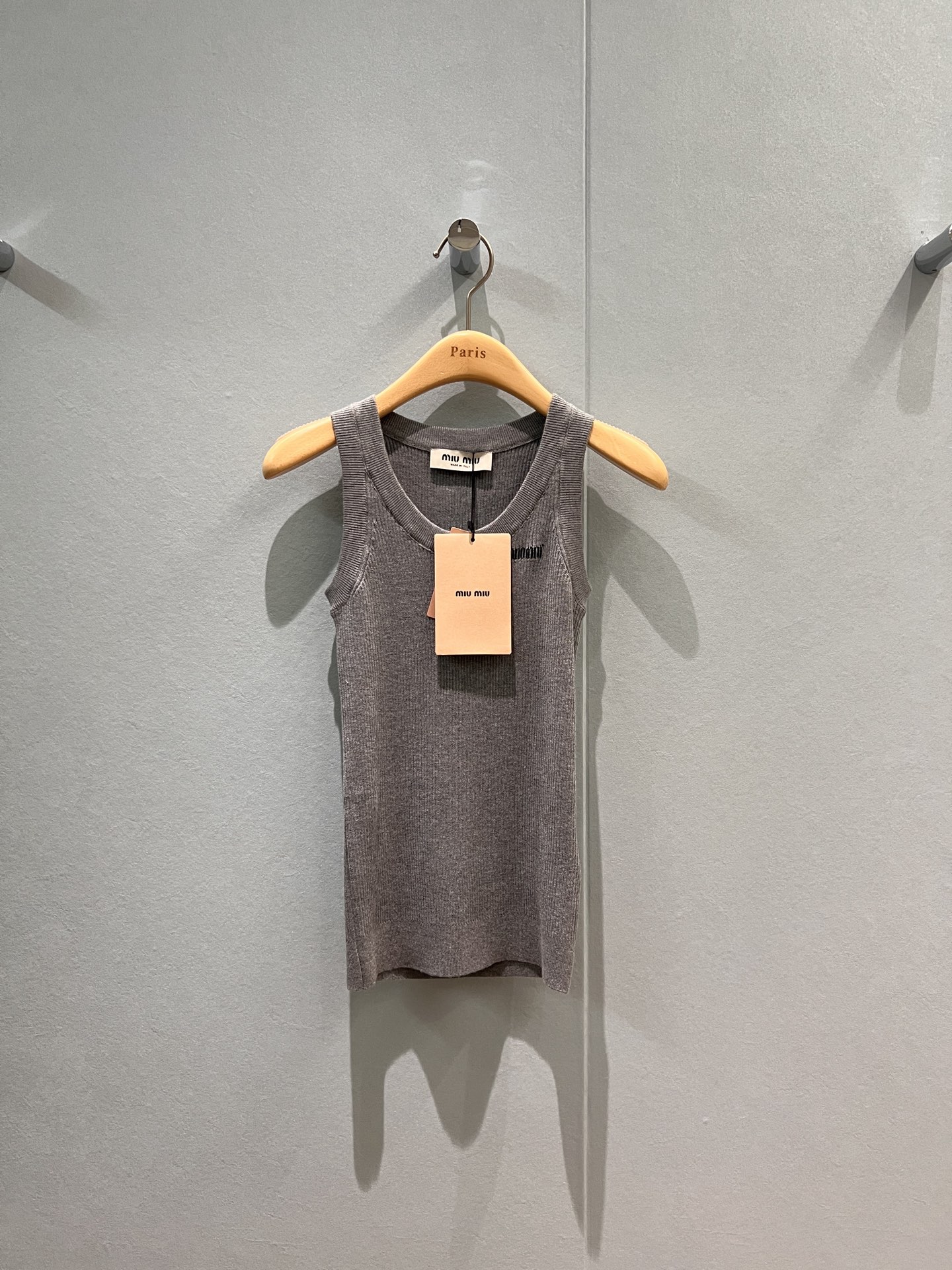 NO:472683,New small logo decorative minimalist knitted vest Miu series must-have basic versatile age-reducing artifact SML, miumiu, alexander wang19860909新款小Logo装饰极简针织背心Miu系穿搭必备 基础百搭减龄神器 SML,,miumiu,alexander wang,Women's clothing