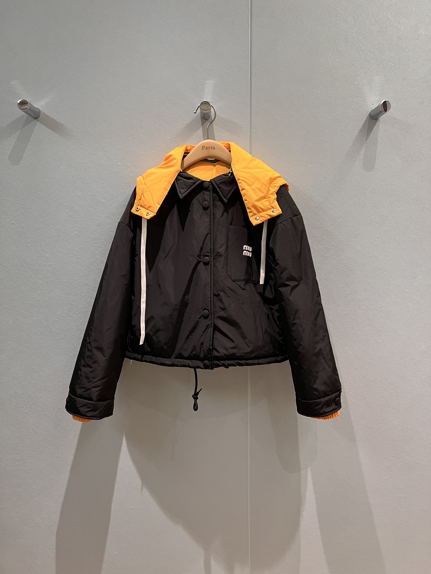 NO:472665,Recommended new autumn and winter contrasting hooded splicing fake two-piece design Lapel cotton jacket jacket Hat can be taken off, hem can be drawn rope to waist Miu-style outfit Simple layering Personality and fashion Aura is fully open with big brand style Black and brown SML, Miumiu, jackets & coats, jackets & coats,hats,alexander wang19860909推荐新款秋冬撞色连帽拼接假两件设计 翻领棉服夹克外套 帽子可脱卸 下摆可抽绳收腰 miu系穿搭 简约层次感 个性时尚 气场全开大牌范儿 黑色棕色 SML,,miumiu,jackets & coats,jackets & coats,hats,alexander wang,Women's clothing