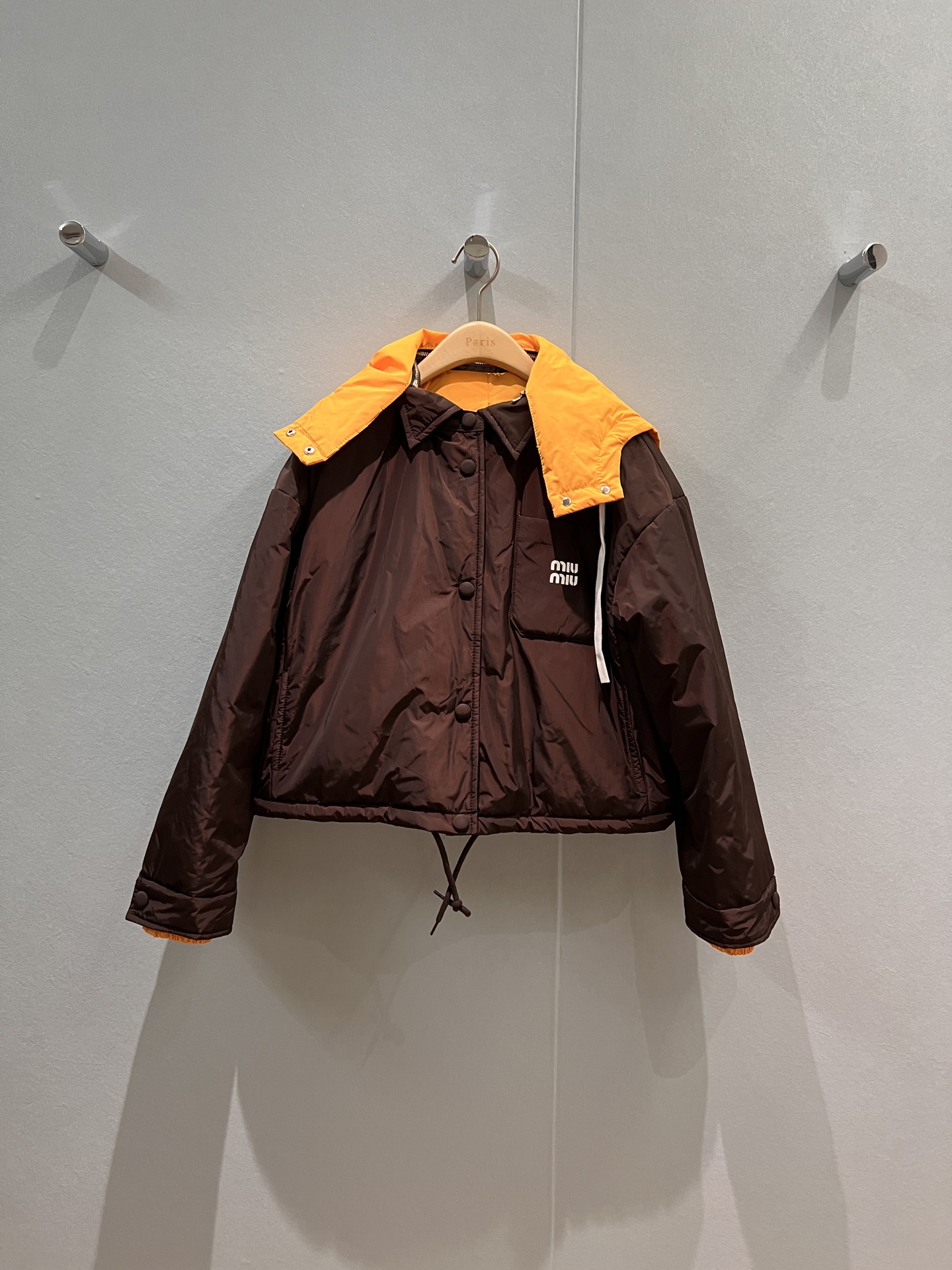 NO:472691,Recommended new autumn and winter contrasting hooded splicing fake two-piece design Lapel cotton jacket jacket hat can be taken off, hem can be drawn rope to waist Miu-style outfit Simple layering Personality and fashion Aura is fully open with big brand style Black and brown SML, Miumiu, jackets & coats, jackets & coats,hats,alexander wang19860909推荐新款秋冬撞色连帽拼接假两件设计 翻领棉服夹克外套帽子可脱卸 下摆可抽绳收腰 miu系穿搭 简约层次感 个性时尚 气场全开大牌范儿 黑色棕色 SML,,miumiu,jackets & coats,jackets & coats,hats,alexander wang,Women's clothing