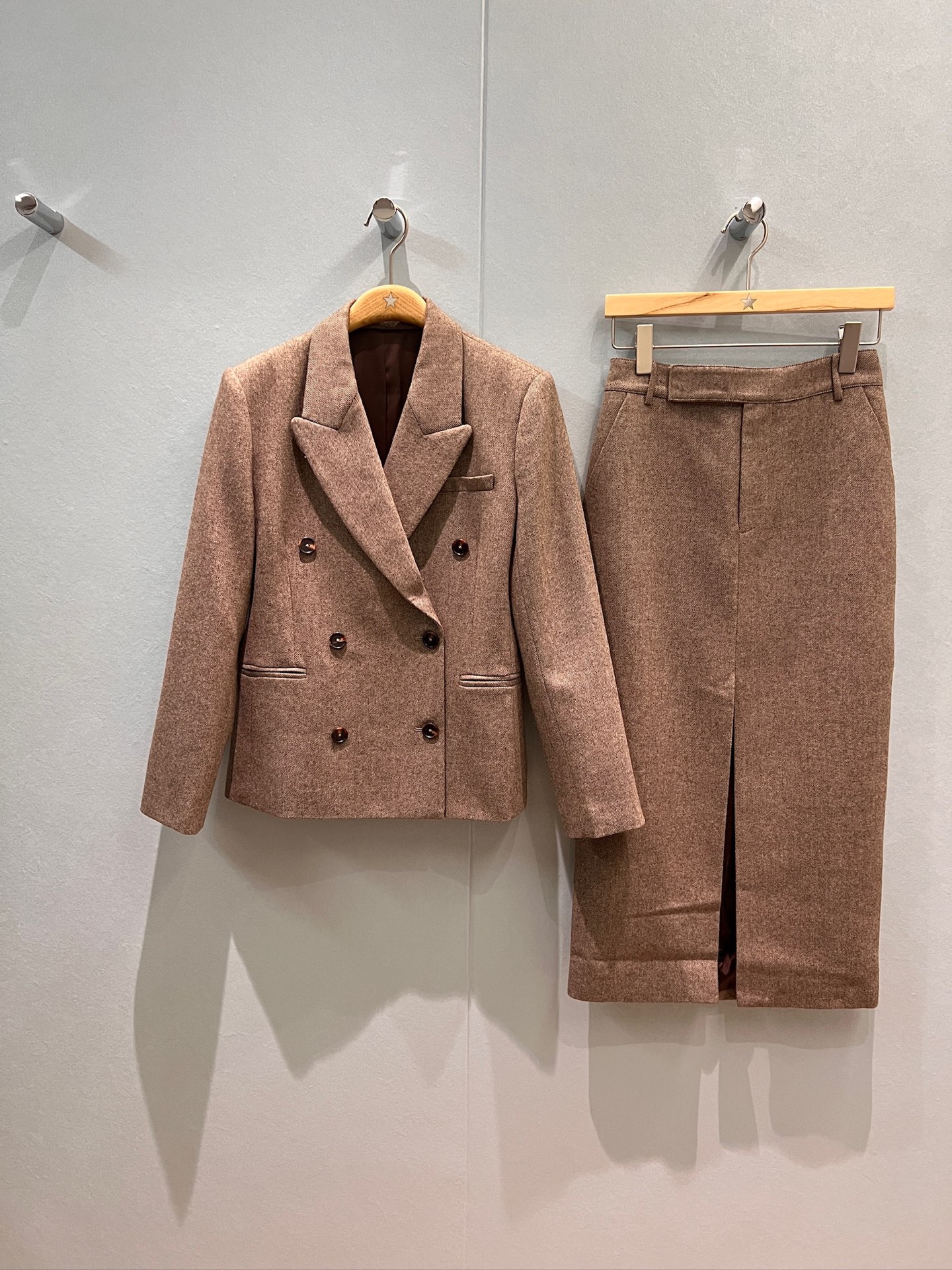 NO:473590,Exterior used style is coming BC bead chain decoration double-breasted wool suit jacket simple front slit hip skirt. Professional commuting, fashionable and capable SML, skirts, jackets & coats, business suit, alexander wang19860909外 半新款来袭BC珠链装饰双排扣羊毛西装外套简约前开叉包臀半裙 职业通勤 时尚干练SML,,skirts,jackets & coats,business suit,alexander wang,Women's clothing