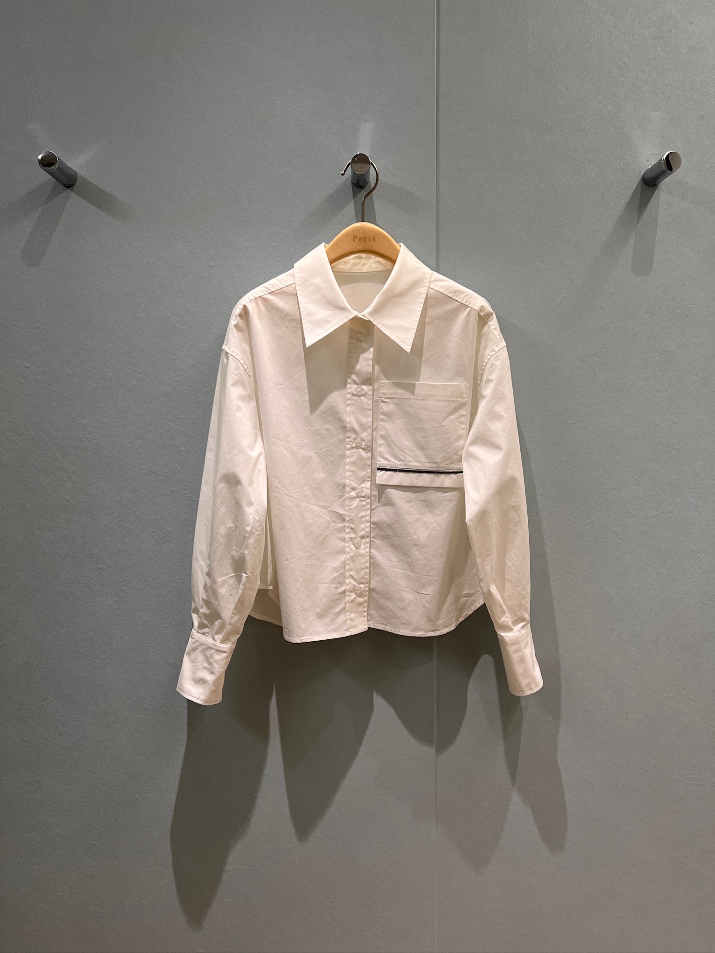 NO:473600,New style is coming BC bead chain decorative square pocket shirt irregular hem loose and casual, age-reducing versatile, fashionable commuting blue and white SML, alexander wang19860909新款来袭BC珠链装饰方形口袋衬衣 不规则下摆 宽松休闲 减龄百搭 时尚通勤蓝色白色 SML,,alexander wang,Women's clothing