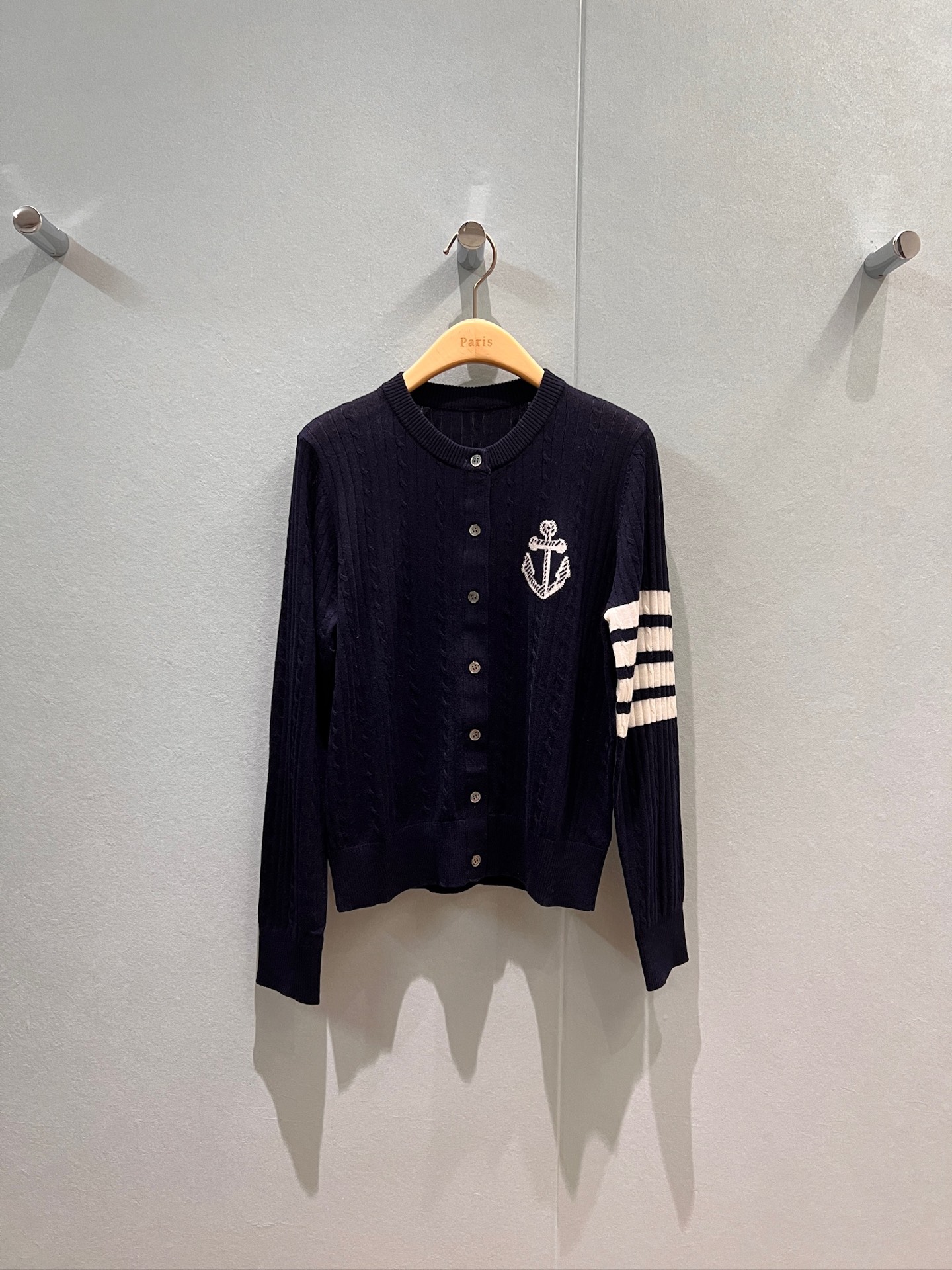 NO:473595,Early autumn TB anchor hanging corks, round neck knitted wool cardigan classic hand hip four bars, hem splicing three-color webbing light and breathable, casual and comfortable, dark blue and gray, SML, alexander wang19860909早秋TB船锚挂毛绞花 圆领针织羊毛开衫经典手臀四条杠 下摆拼接三色织带轻薄透气 休闲舒适 深蓝灰色 SML,,alexander wang,Women's clothing