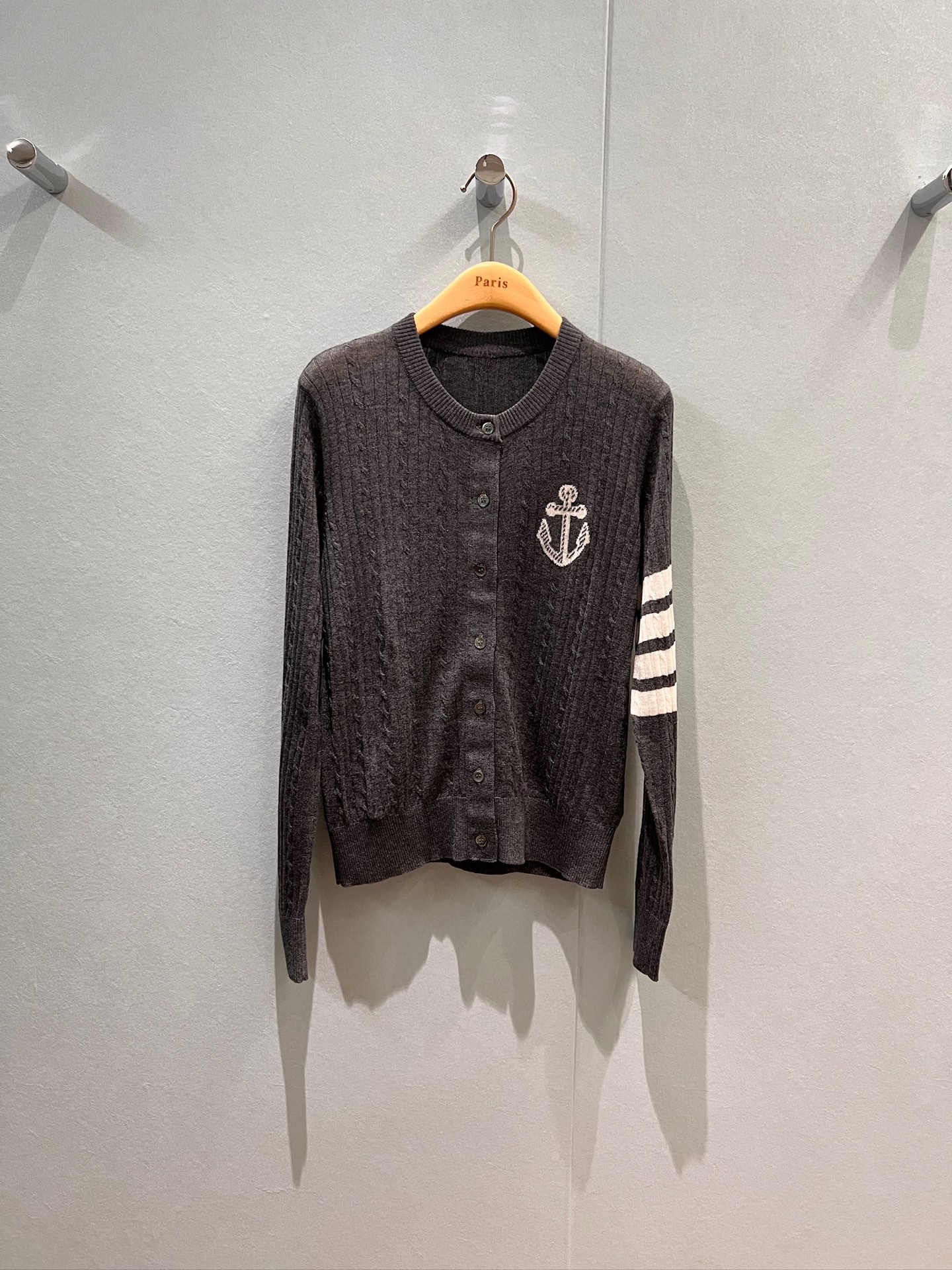 NO:473606,Early autumn TB anchor hanging corks, round neck knitted wool cardigan classic hand hip four bars, hem splicing three-color webbing light and breathable, casual and comfortable, dark blue and gray, SML, alexander wang19860909早秋TB船锚挂毛绞花 圆领针织羊毛开衫经典手臀四条杠 下摆拼接三色织带轻薄透气 休闲舒适 深蓝灰色 SML,,alexander wang,Women's clothing