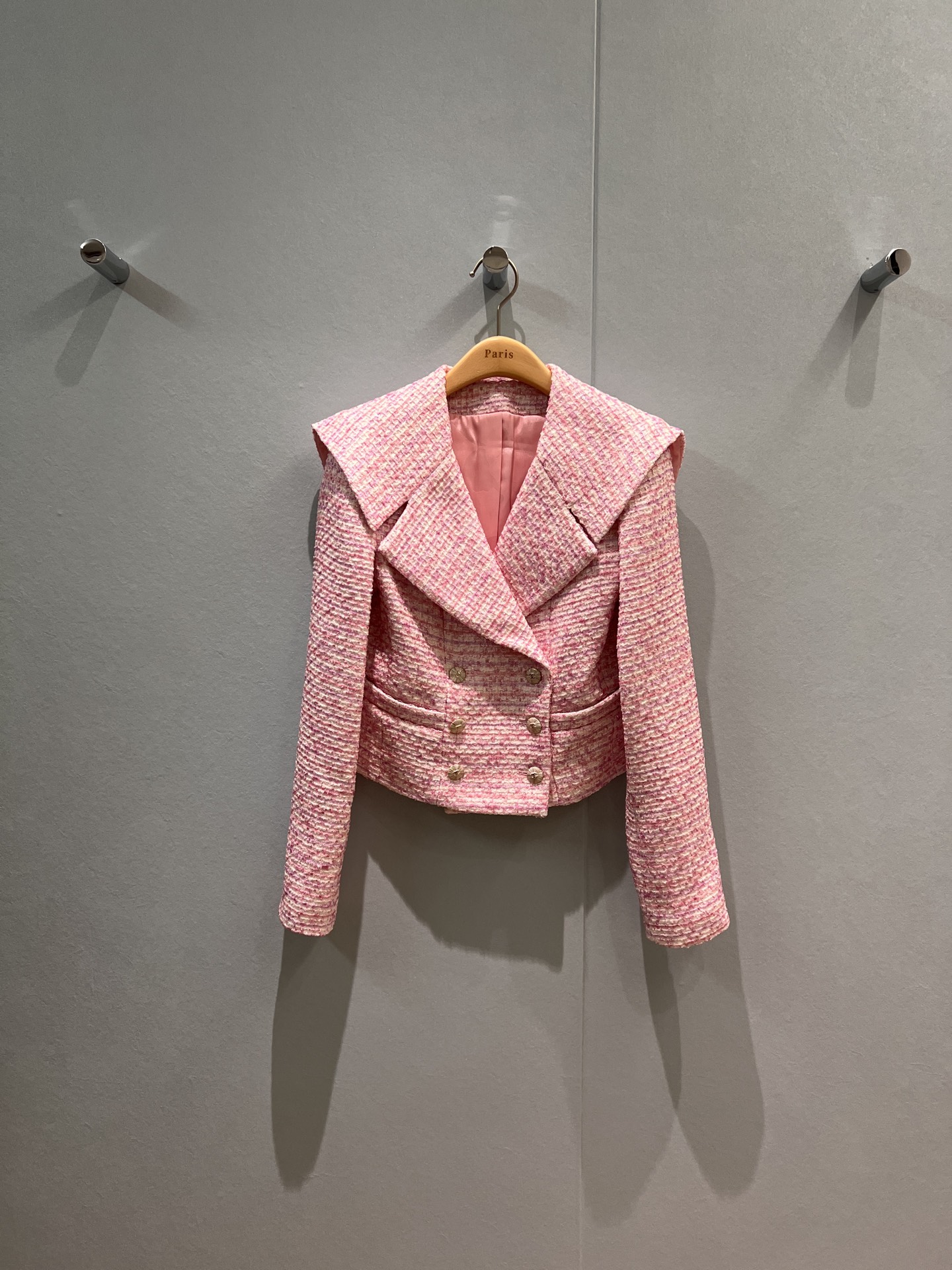 NO:473630,New pink woven tweed large lapel jacket with double-breasted design, open mold double C buckle, camellia lining short style to reduce age, temperament is not picky SML,, jackets & coats,alexander wang19860909新款粉色编织粗花呢大翻领外套 双排扣设计 开模双C扣 山茶花内衬短款减龄 气质不挑人 SML,,jackets & coats,alexander wang,Women's clothing