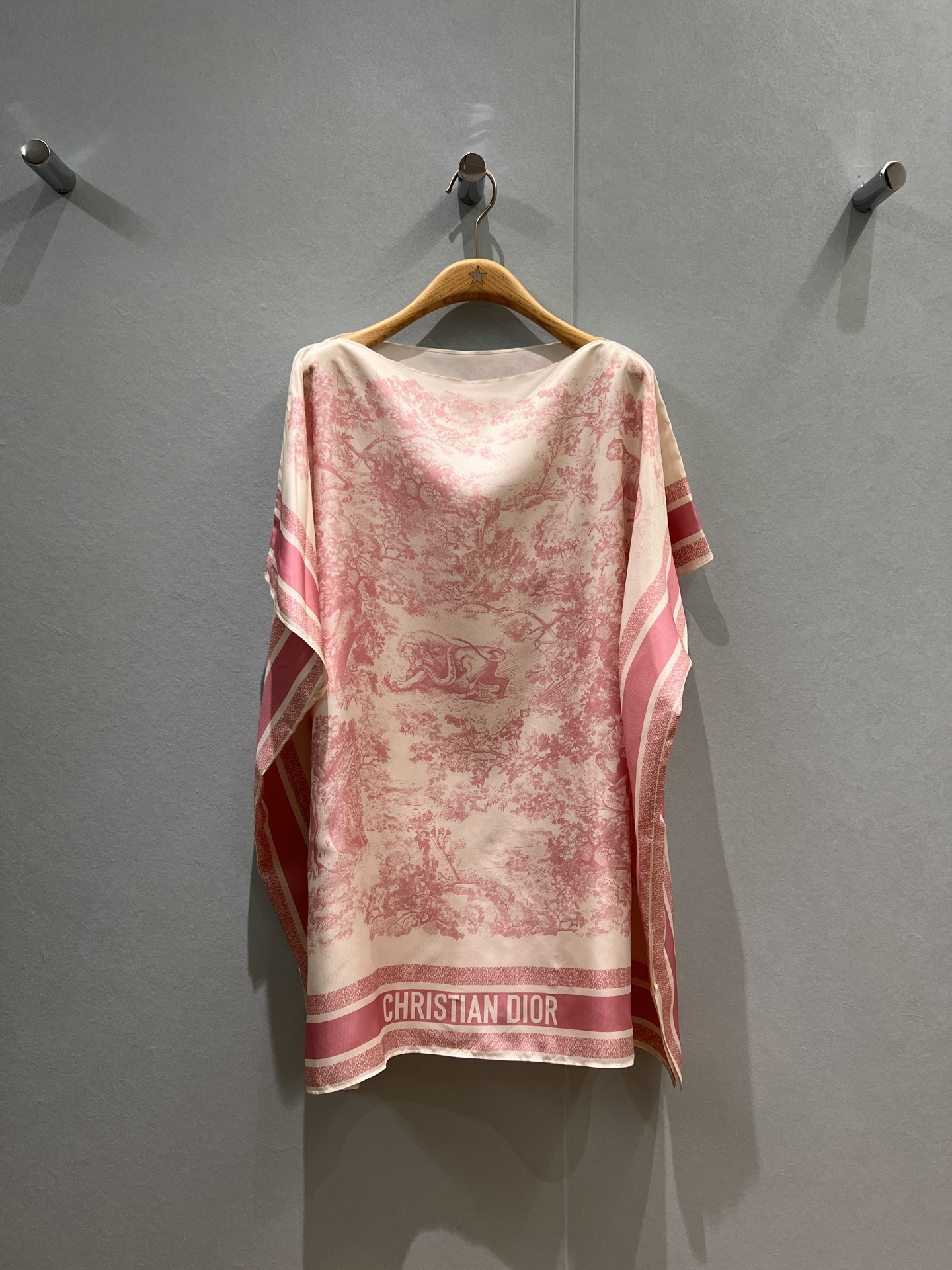 NO:473637,New classic Juyi positioned printed silk cape blouse top 18mmi bold denim silk loose and versatile vacation and casual self-match belt waist lazy and relaxing feeling One size dark blue/khaki/pink, real silk, alexander wang19860909新款经典茹伊定位印花真丝斗篷式罩衫上衣18姆米加粗斜纹真丝 宽松百搭 度假休闲可自搭腰带收腰 慵懒松弛感 均码 深蓝/卡其/粉色,,real silk,alexander wang,Women's clothing