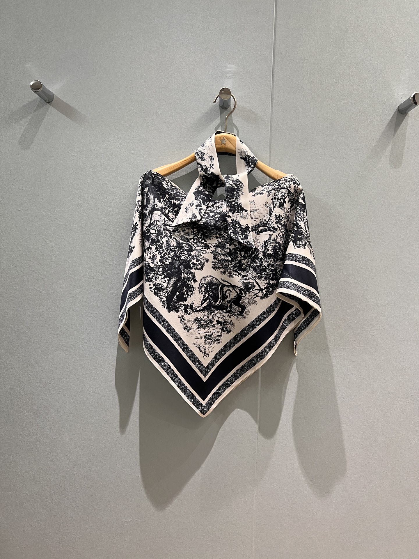 NO:473642,New classic Juyi positioning printed silk one-length shirt top 18 mmi bold denim silk delivery headband scarf decoration vacation casual lazy and relaxing feeling One size dark blue/khaki/pink, real silk, alexander wang19860909新款经典茹伊定位印花真丝一字领罩衫上衣18姆米加粗斜纹真丝 配送发带丝巾装饰 度假休闲 慵懒松弛感 均码 深蓝/卡其/粉色,,real silk,alexander wang,Women's clothing