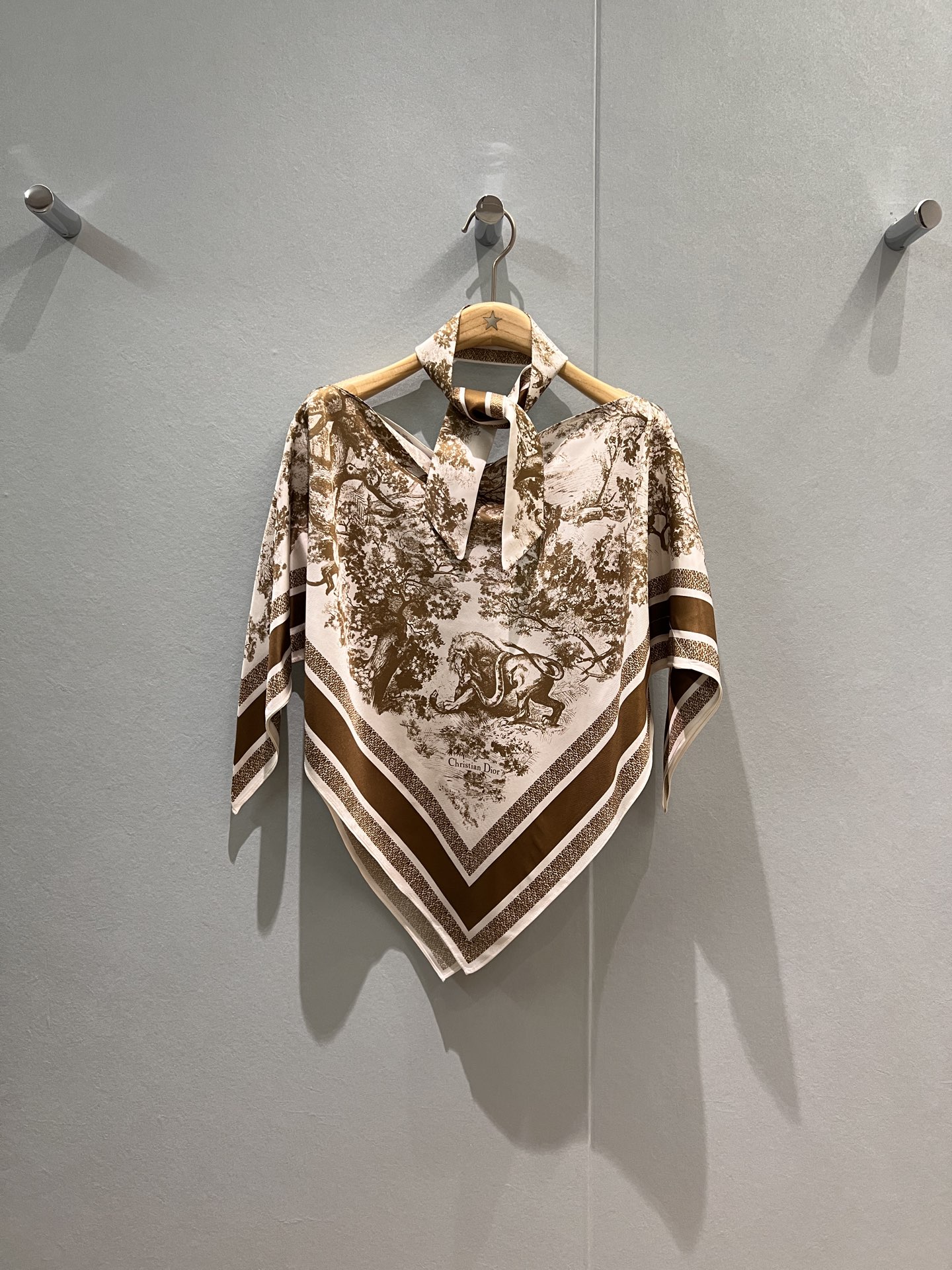 NO:473651,New classic Juyi positioning printed silk one-length shirt top 18 mmi bold denim silk delivery headband scarf decoration vacation casual lazy and relaxing feeling One size dark blue/khaki/pink, real silk, alexander wang19860909新款经典茹伊定位印花真丝一字领罩衫上衣18姆米加粗斜纹真丝 配送发带丝巾装饰 度假休闲 慵懒松弛感 均码 深蓝/卡其/粉色,,real silk,alexander wang,Women's clothing