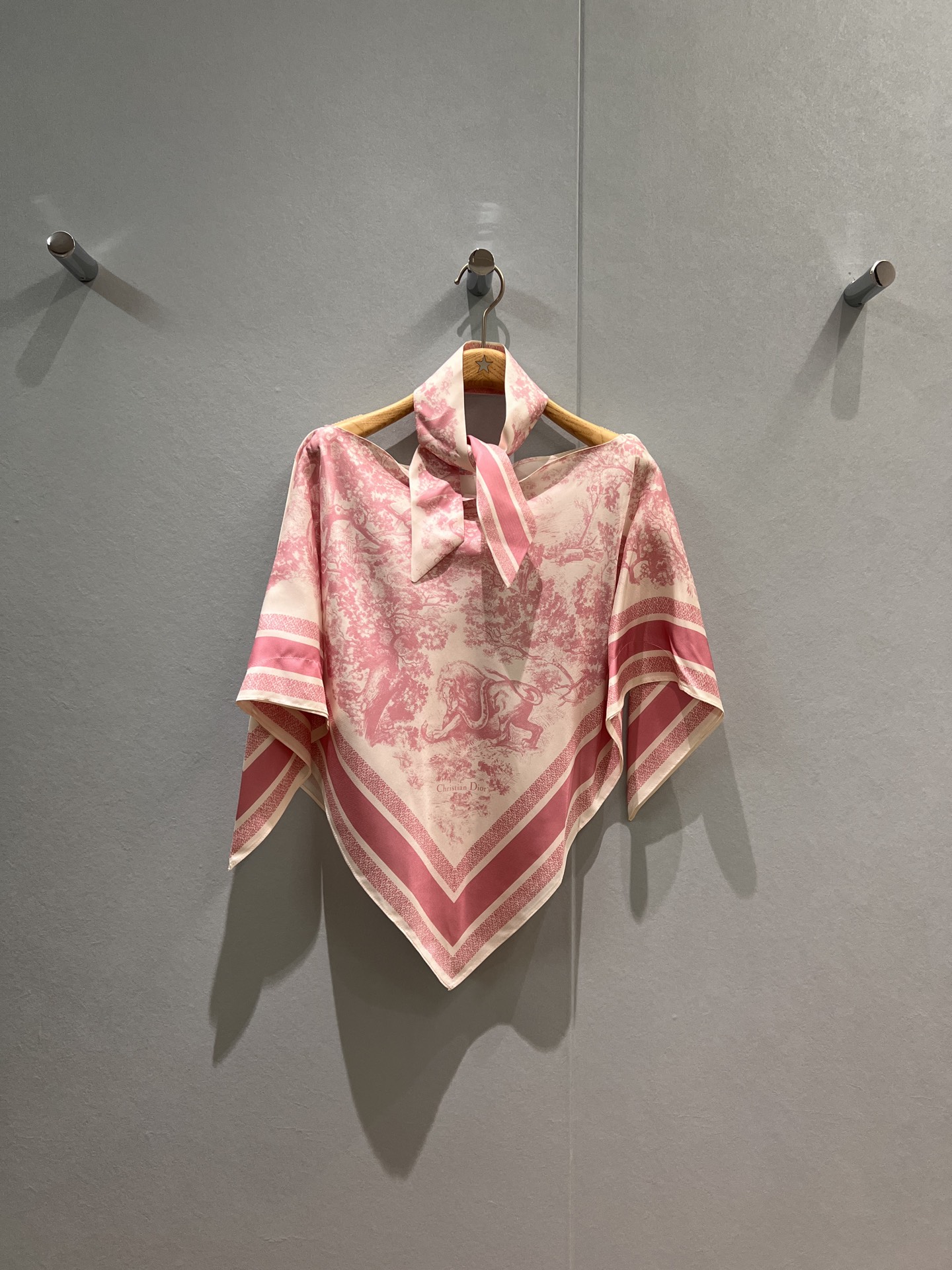 NO:473620,New classic Juyi positioning printed silk one-length shirt top 18 mmi bold denim silk delivery headband scarf decoration vacation casual lazy and relaxing feeling One size dark blue/khaki/pink, real silk, alexander wang19860909新款经典茹伊定位印花真丝一字领罩衫上衣18姆米加粗斜纹真丝 配送发带丝巾装饰 度假休闲 慵懒松弛感 均码 深蓝/卡其/粉色,,real silk,alexander wang,Women's clothing