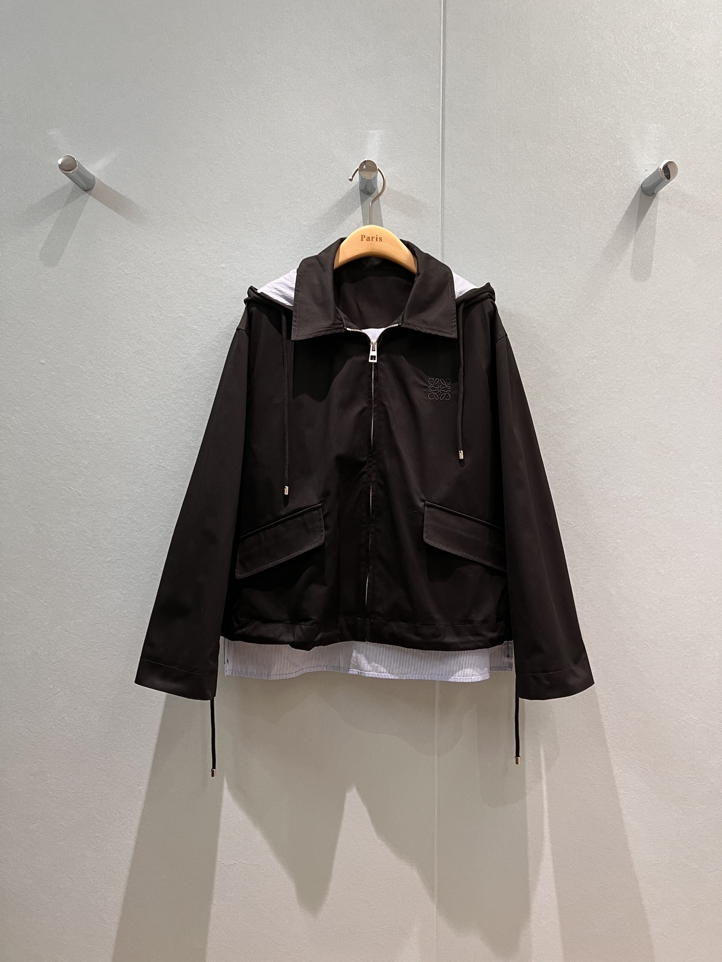 NO:473628,New style recommended hooded spliced ​​striped loose windbreaker jacket hat can be taken off A-line style slit hem short front and long back drawstring adjustable chest loewe embroidered badge decoration black/khaki SML,,loewe,jackets & coats,hats,alexander wang19860909新款推荐连帽拼接条纹宽松风衣外套帽子可脱卸 A字版型 下摆开叉 前短后长 抽绳可调节胸前loewe刺绣徽章装饰 黑色/卡其 SML,,loewe,jackets & coats,hats,alexander wang,Women's clothing