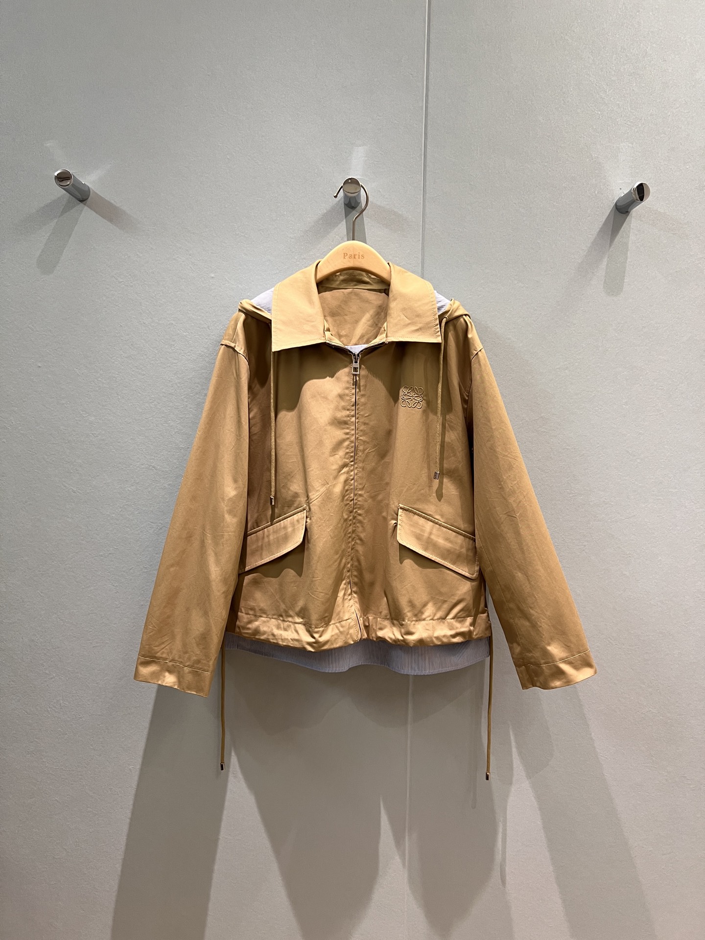 NO:473634,New style recommended hooded spliced ​​striped loose windbreaker jacket hat can be taken off A-line style slit hem short front and long back drawstring adjustable chest loewe embroidered badge decoration black/khaki SML,,loewe,jackets & coats,hats,alexander wang19860909新款推荐连帽拼接条纹宽松风衣外套帽子可脱卸 A字版型 下摆开叉 前短后长 抽绳可调节胸前loewe刺绣徽章装饰 黑色/卡其 SML,,loewe,jackets & coats,hats,alexander wang,Women's clothing