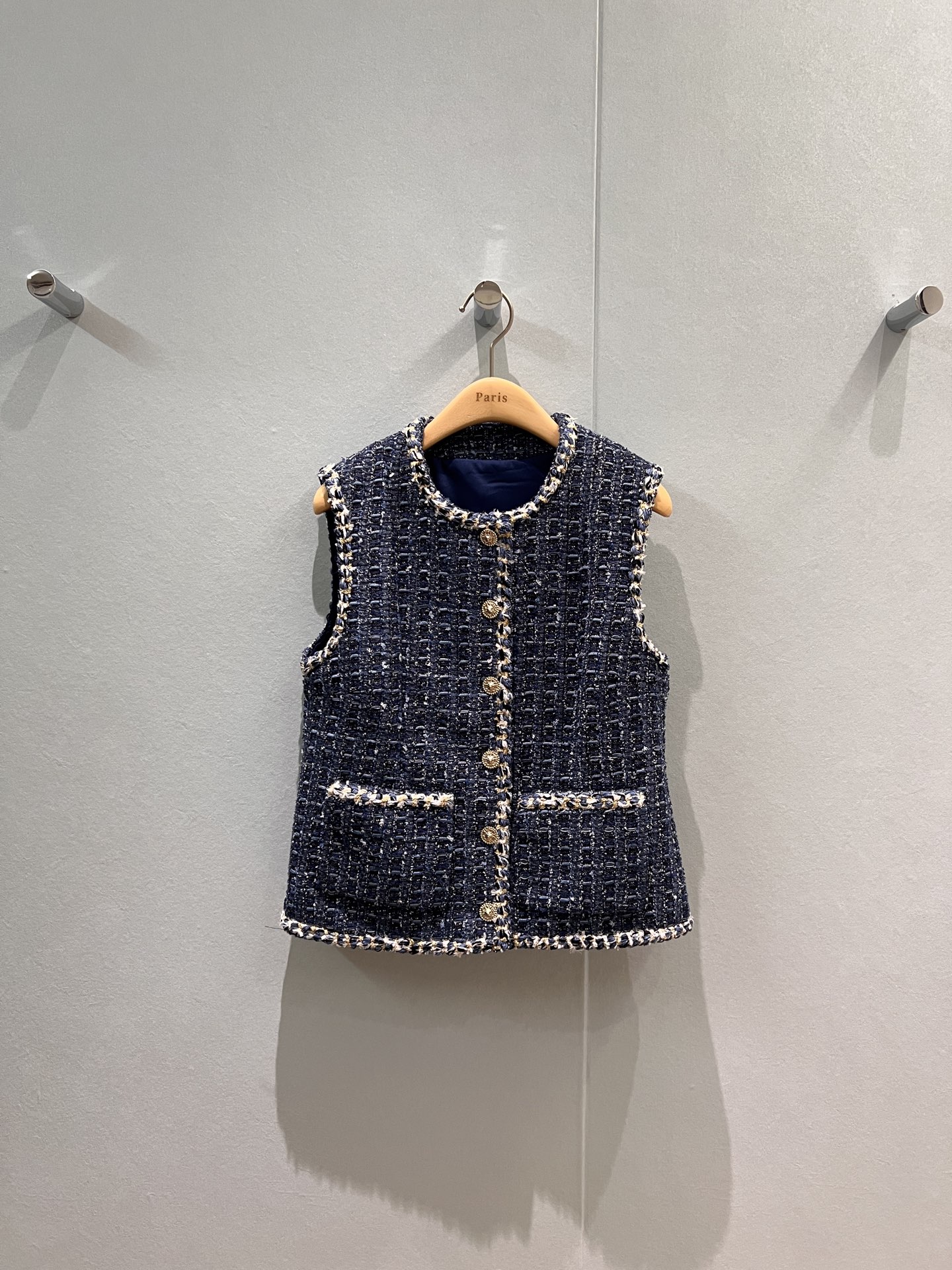 NO:474676,New 25B Wang Yibo Zhou Xun same style. Blue woven tweed vest jacket hand-woven edges. Elegant socialite with open molds. You can wear the same short jacket layered. SML,, jackets & coats,alexander wang19860909新款25B 王一博周迅同款 蓝色编织粗花呢马甲外套手工编织边 五金开模优雅名媛 可搭同款短外套叠穿 SML,,jackets & coats,alexander wang,Women's clothing