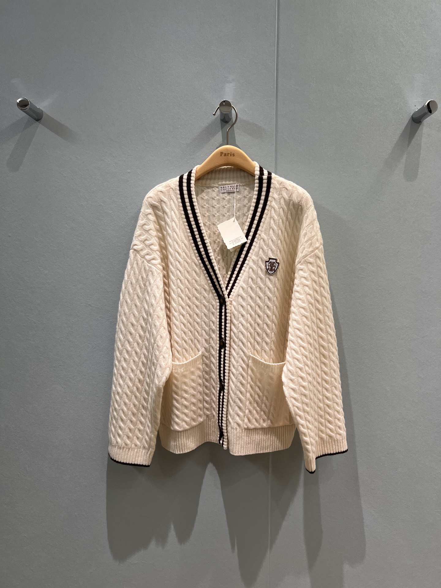 NO:474642,The same style of the new Heqiu star BC autumn and winter tennis academy style V-neck cork knitted cardigan striped collar chest logo badge decoration on both sides of the pockets loose and casual, age-reducing versatile SML, alexander wang19860909新款鹤秋明星同款 BC秋冬网球学院风 V领绞花针织开衫 条纹领胸前logo徽章装饰 两侧口袋宽松休闲 减龄百搭 SML,,alexander wang,Women's clothing