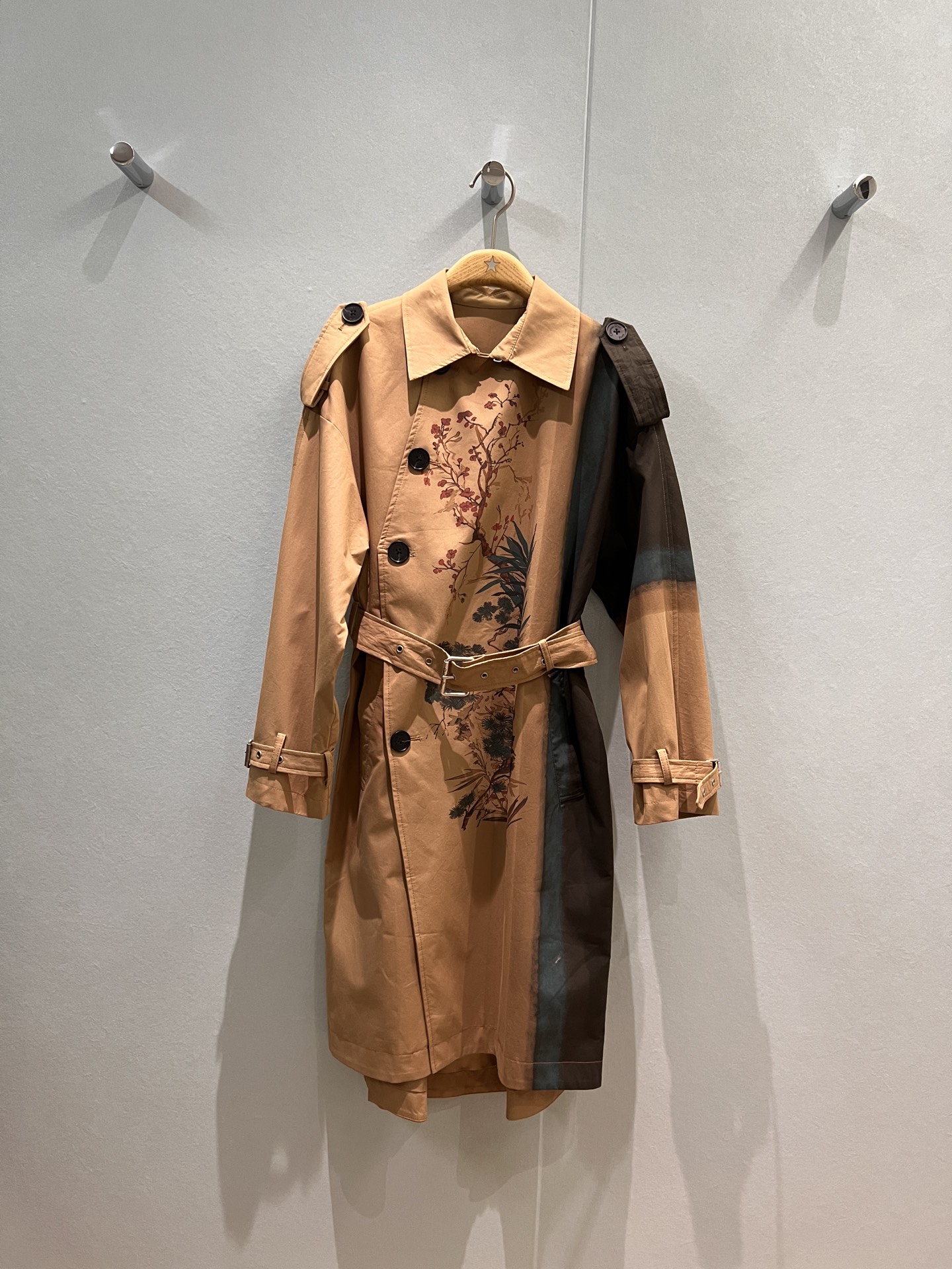 NO:474662,New autumn and winter series Chinese ink painting printed eavesaw decorative long windbreaker jacket irregular front design with belt waist decoration, pockets on both sides full aura, fashionable and capable S-XL, jackets & coats,alexander wang19860909新款秋冬系列 中式水墨丹青印花肩章装饰长款风衣外套 不规则前襟设计搭配腰带收腰装饰 两侧有口袋气场全开 时尚干练 S-XL,,jackets & coats,alexander wang,Women's clothing