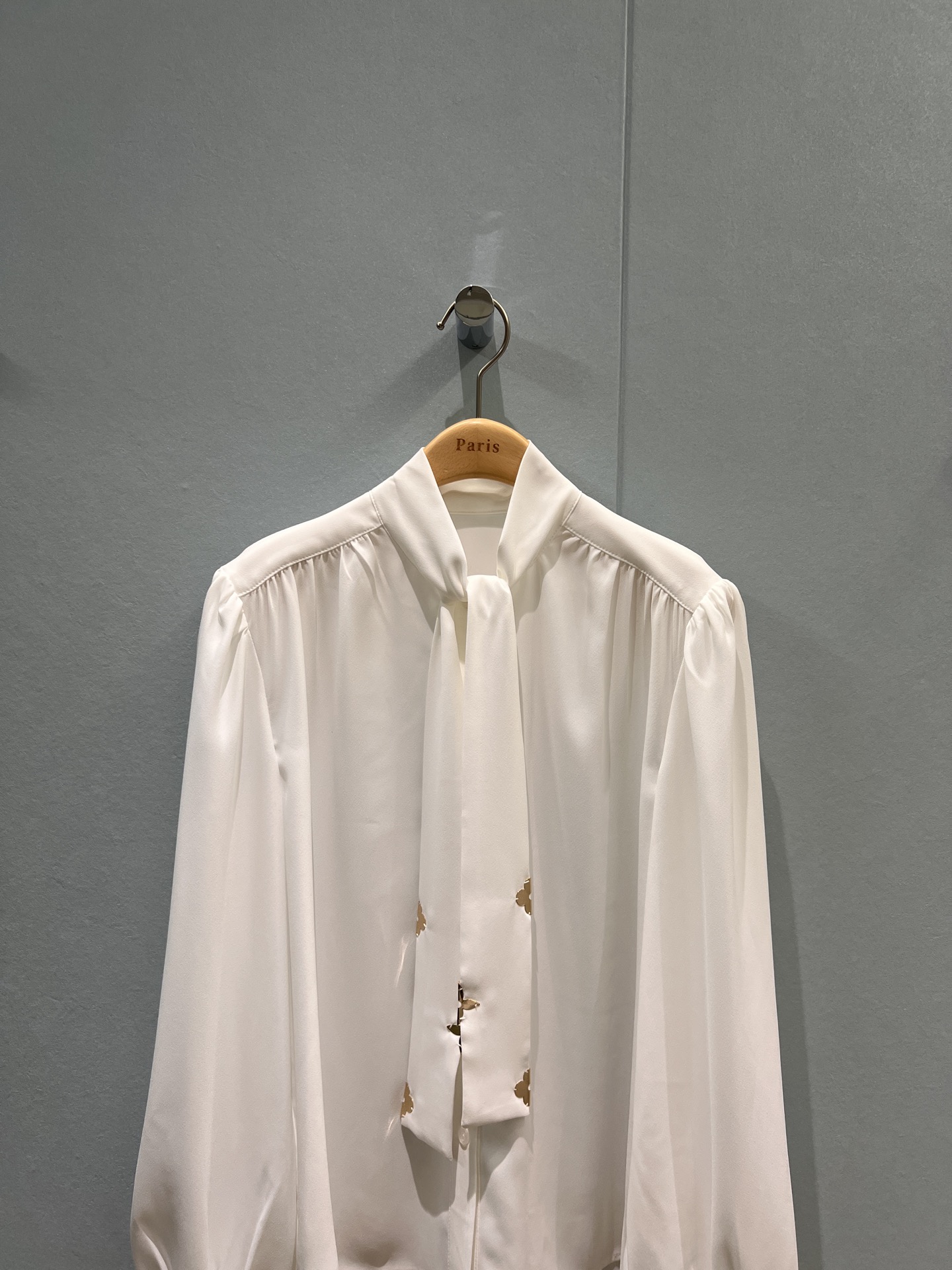 NO:474691,New old-fashioned metal flower sheets decorative stand collar streamer shirt, lace-up bow open mold hardware, elegant and versatile commuting S-XL,,alexander wang19860909新款老花金属花片装饰立领飘带衬衣 系带蝴蝶结开模五金 通勤优雅气质百搭 S-XL,,alexander wang,Women's clothing