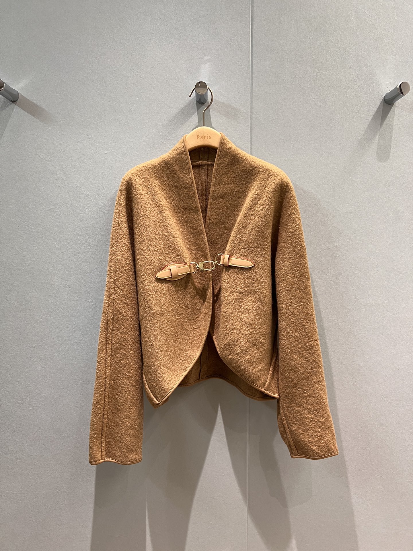 NO:474709,New stand-up collar leather buckle decorative woolen cape jacket mold-opening belt decoration Minimalist design fashion brand casual and versatile black khaki SML,, jackets & coats,alexander wang19860909新款立领皮扣装饰毛呢斗篷外套开模系皮带装饰 极简设计时尚大牌 休闲百搭 黑色卡其 SML,,jackets & coats,alexander wang,Women's clothing