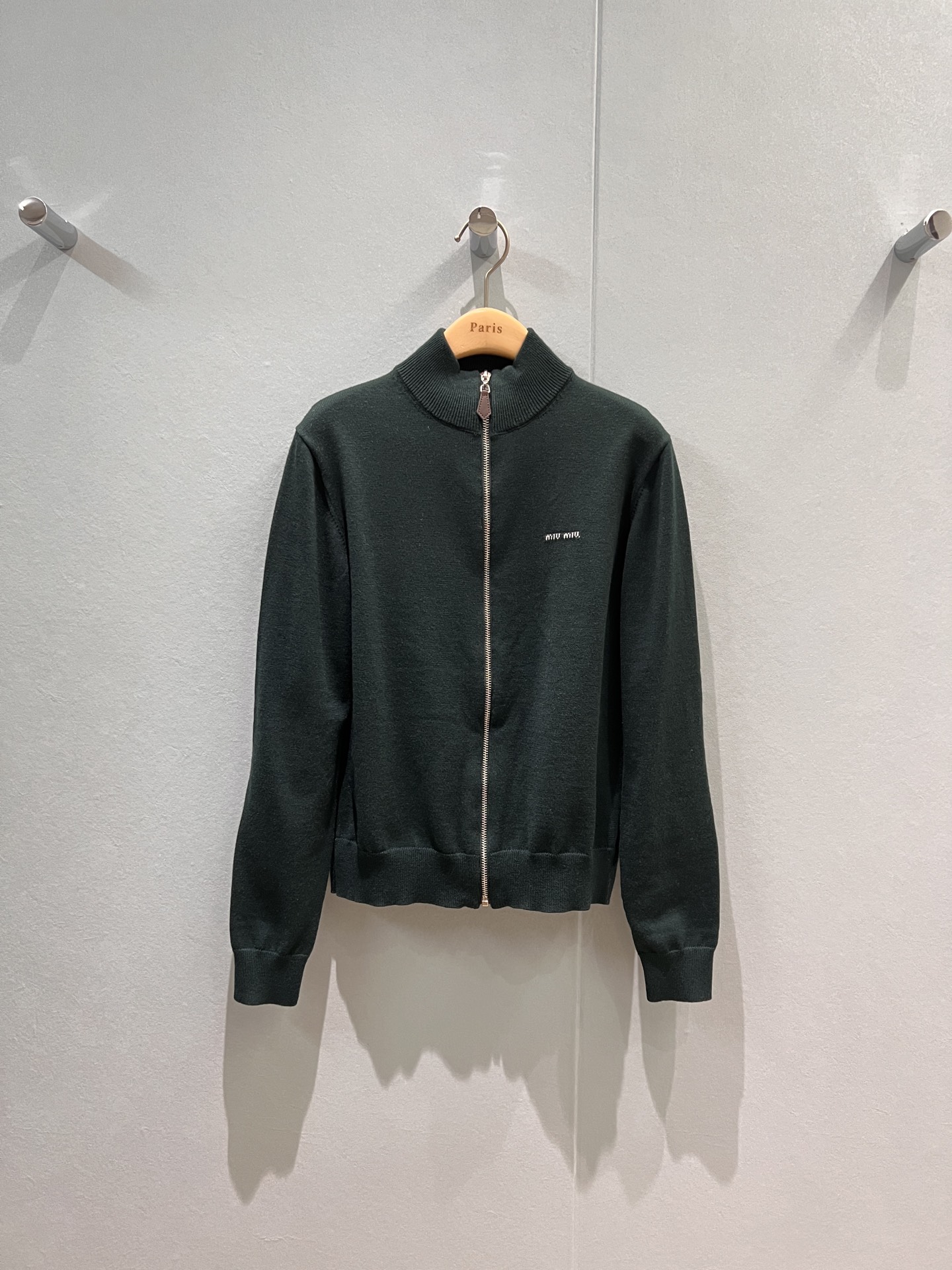 NO:474693,New sleeve splicing suede patch decoration, small turtleneck dark green knitted cardigan, zipper design, chest embroidered logo letter decoration, casual and versatile SML, chamois leather, alexander wang19860909新款袖子拼接麂皮绒补丁装饰 小高领墨绿针织开衫 拉链设计胸前刺绣logo字母装饰 休闲百搭SML,,chamois leather,alexander wang,Women's clothing