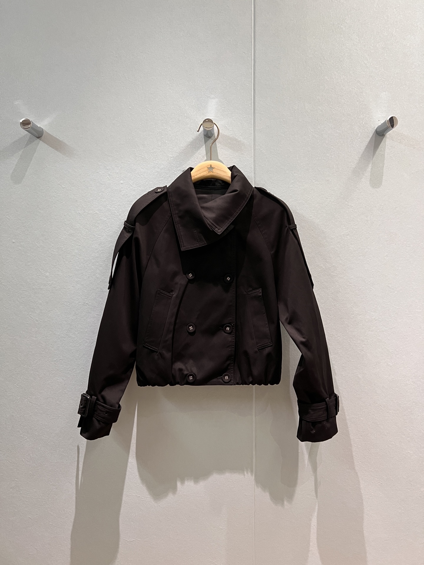NO:476485,New models recommended AC double-breasted turtleneck eavesque short windbreaker jacket asymmetrical lapel multi-style outfits with old logo leather logo decoration casual and cool fashion age-reducing black khaki SML, jackets & coats, alexander wang19860909新款推荐AC双排扣高领肩章短款风衣外套不对称翻领 多风格穿搭背后做旧logo皮标装饰 休闲帅酷 时尚减龄 黑色卡其SML,,jackets & coats,alexander wang,Women's clothing