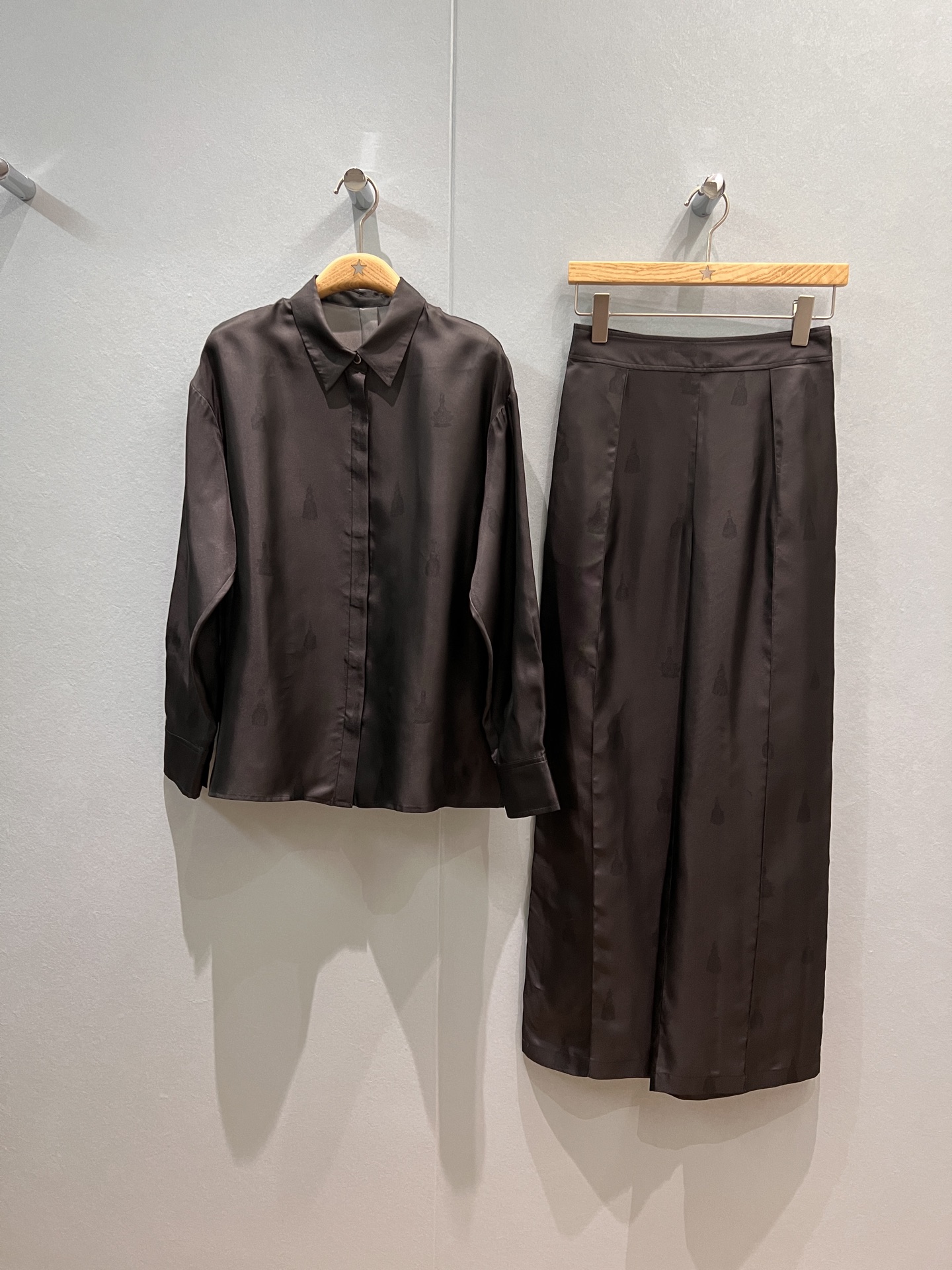 NO:476436,Shirt pants new style dark pattern tassel print silk twill shirt positioning flower silk wide-leg pants fashionable and versatile temperament. It can be worn in one set or separately. S-XL, real silk, alexander wang19860909衬衣裤新款暗纹流苏穗子印花真丝斜纹衬衣定位花真丝阔腿裤时尚百搭 气质慵懒 可一套或分开搭 S-XL,,real silk,alexander wang,Women's clothing