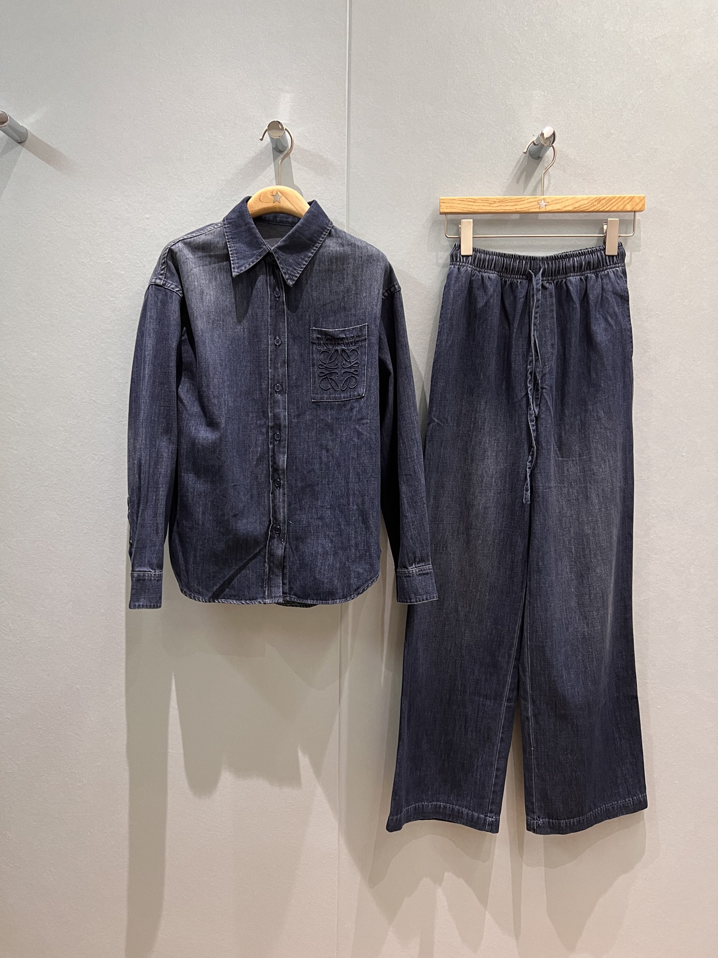 NO:476445,Shirt pants new style is coming loewe embroidered three-dimensional logo badge washing cowboy shirt elastic waist denim wide-leg pants positioning gradient washing vacation and leisure versatile must-have lazy age-reducing SML, loewe, alexander wang19860909衬衣 裤新款来袭loewe 刺绣立体logo徽章洗水牛仔衬衣松紧腰牛仔阔腿裤 定位渐变洗水 度假休闲 百搭必备 慵懒减龄SML,,loewe,alexander wang,Women's clothing