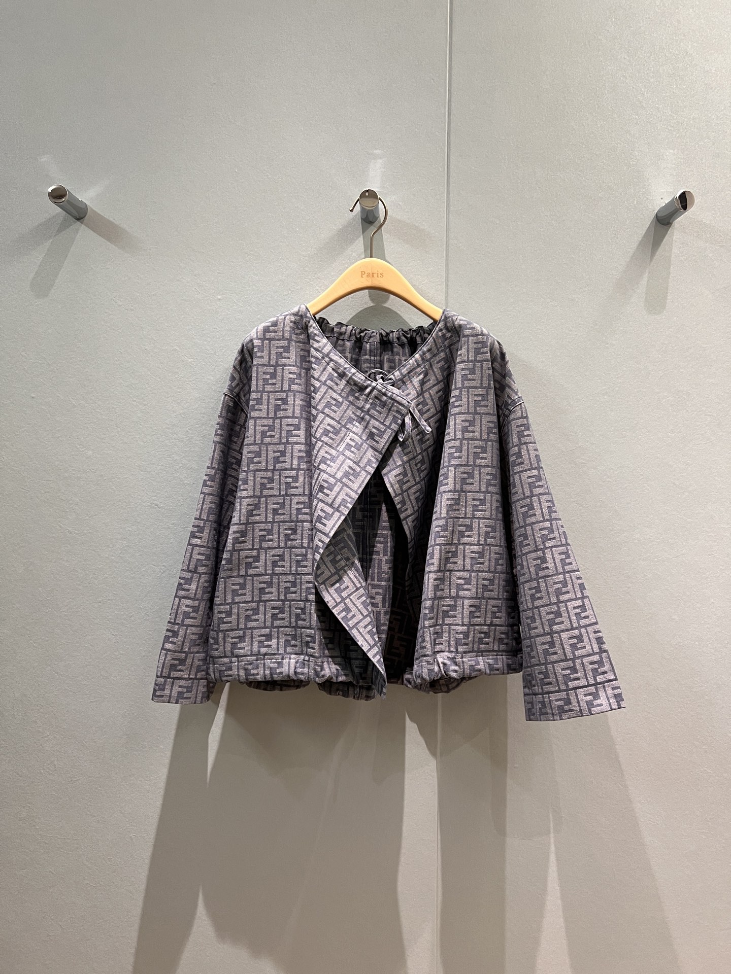 NO:476463,The same style of the new Lilandi double-F jacquard drawstring design loose jacket casual and fashionable, both sides pockets, age-reducing versatile blue apricot color SML,,jackets & coats,alexander wang19860909新款李兰迪同款 双F提花可抽绳设计宽松外套休闲时尚 两侧口袋 减龄百搭蓝色杏色 SML,,jackets & coats,alexander wang,Women's clothing