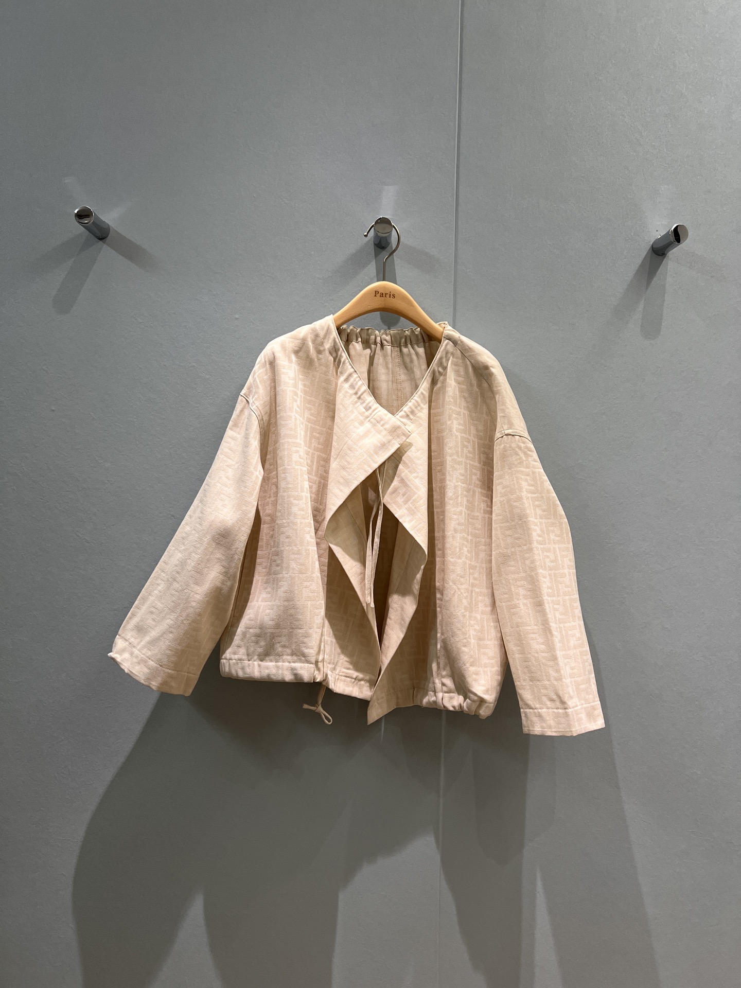 NO:476472,The same style of the new Zhoufang Li Landi, double F jacquard drawstring design loose jacket casual and fashionable, both sides pockets, age-reducing versatile blue apricot color SML,, jackets & coats,alexander wang19860909新款周放李兰迪同款 双F提花可抽绳设计宽松外套休闲时尚 两侧口袋 减龄百搭蓝色杏色 SML,,jackets & coats,alexander wang,Women's clothing