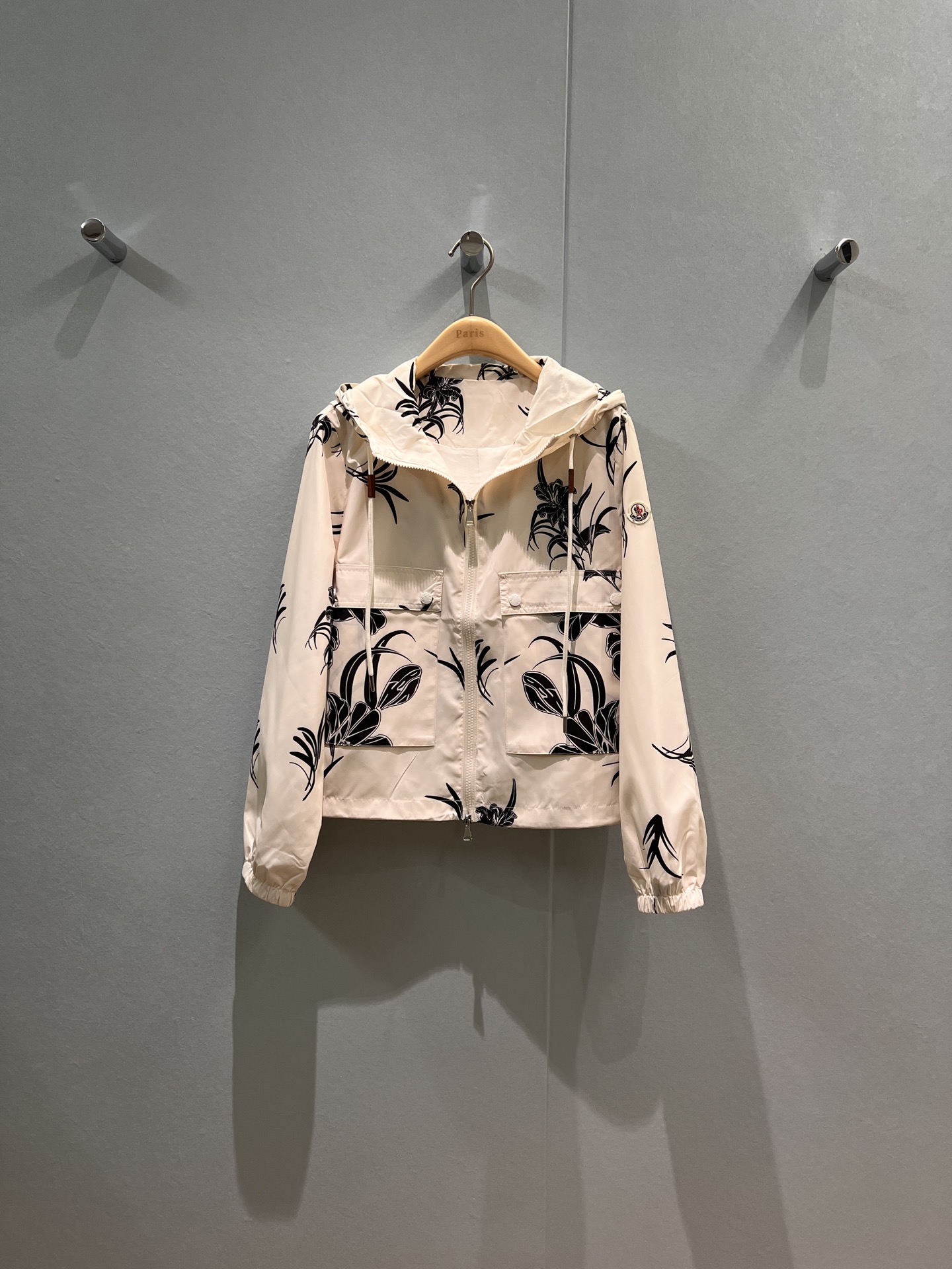 NO:476504,New style of masked chest large pocket decoration Printed hooded windbreaker jacket Classic logo armband decorative hem drawstring waist design Elastic cuff hardware accessories open mold loose casual dark blue rose red apricot S-XL, Moncler, jackets & coats,hats,alexander wang19860909蒙口新款胸前大口袋装饰 印花连帽风衣外套 经典logo袖标装饰下摆可抽绳收腰设计 袖口松紧 五金配件开模宽松休闲 深蓝玫红杏色 S-XL,,Moncler,jackets & coats,hats,alexander wang,Women's clothing