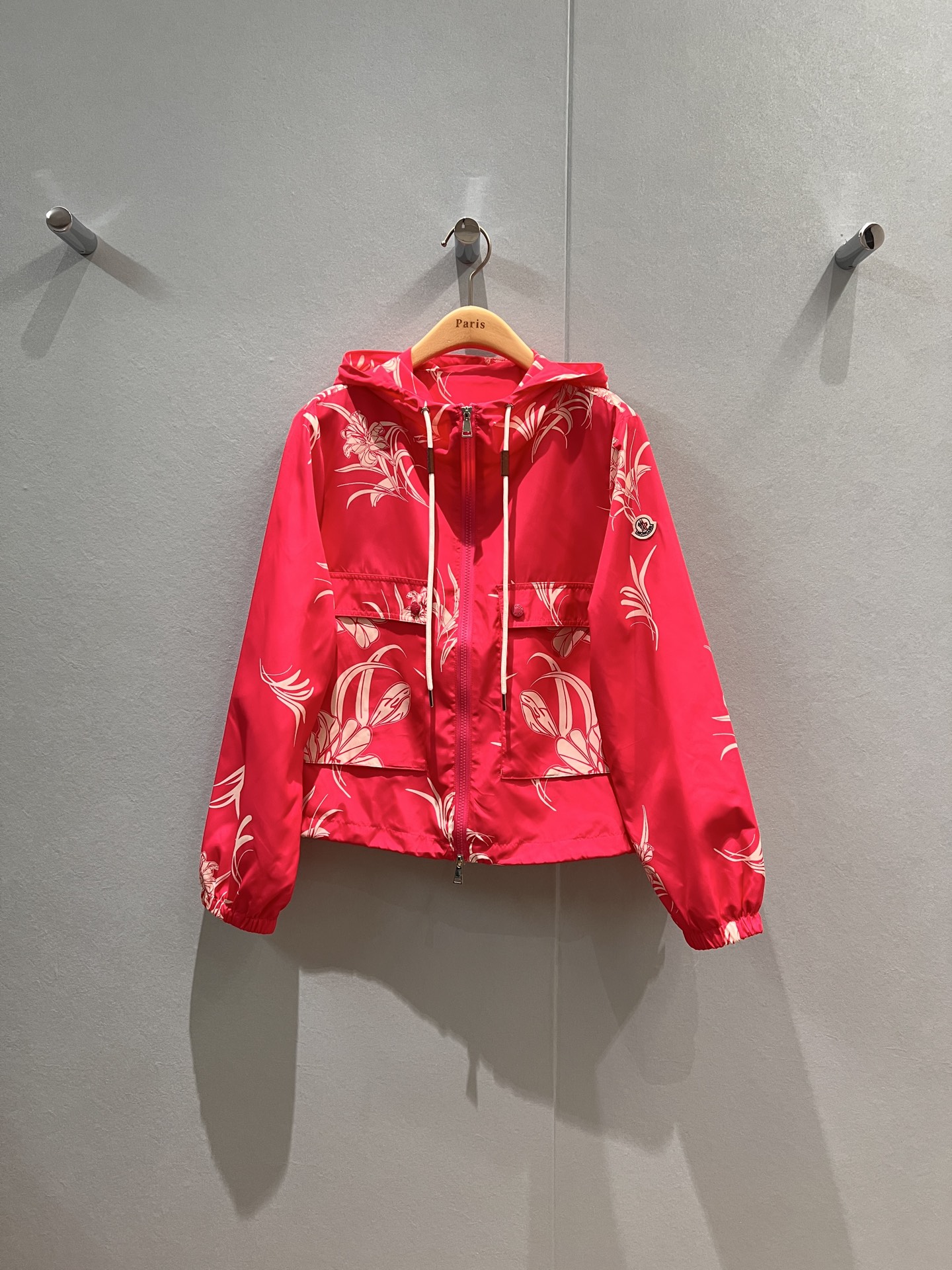 NO:476516,New style of masked chest large pocket decoration Printed hooded windbreaker jacket Classic logo armband decorative hem drawstring waist design Elastic cuff hardware accessories open mold loose casual dark blue rose red apricot S-XL, Moncler, jackets & coats,hats,alexander wang19860909蒙口新款胸前大口袋装饰 印花连帽风衣外套 经典logo袖标装饰下摆可抽绳收腰设计 袖口松紧 五金配件开模宽松休闲 深蓝玫红杏色 S-XL,,Moncler,jackets & coats,hats,alexander wang,Women's clothing