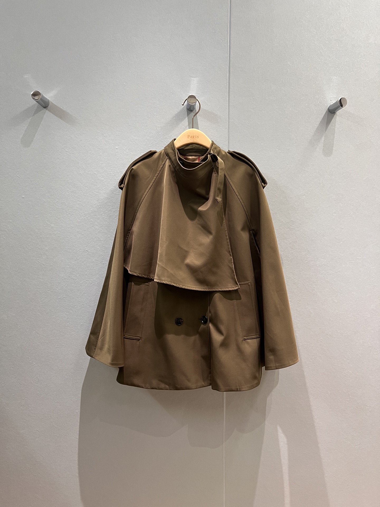 NO:476520,New British style Eplate decorative double-breasted design cape coat coat classic check lining full aura, necessity for concave styling, green khaki SML,, jackets & coats,alexander wang19860909新款英伦风 肩章装饰双排扣设计斗篷大衣外套 经典格纹内衬气场全开 凹造型必备绿色卡其 SML,,jackets & coats,alexander wang,Women's clothing