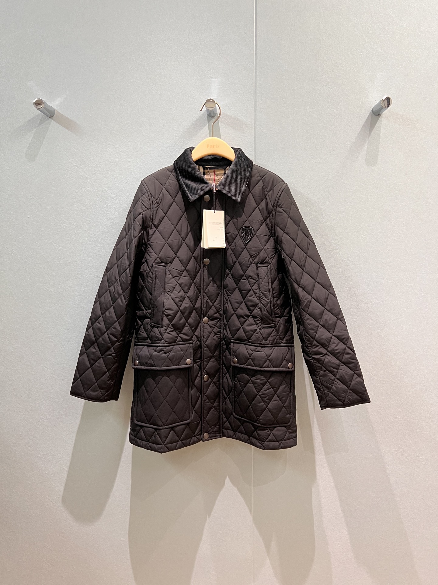 NO:477938,. Autumn and winter corduroy collar diamond cotton jacket mid-length style chest embroidered badge logo classic checked lining open mold hardware accessories breast design big pocket on both sides college style casual age-reducing black khaki S-XL,,jackets & coats,alexander wang19860909.秋冬冲冲灯芯绒领菱格棉服外套 中长款 胸前刺绣徽章logo 经典格纹内衬 开模五金配件排扣设计 两侧翻盖大口袋 学院风休闲减龄 黑色卡其 S-XL,,jackets & coats,alexander wang,Women's clothing