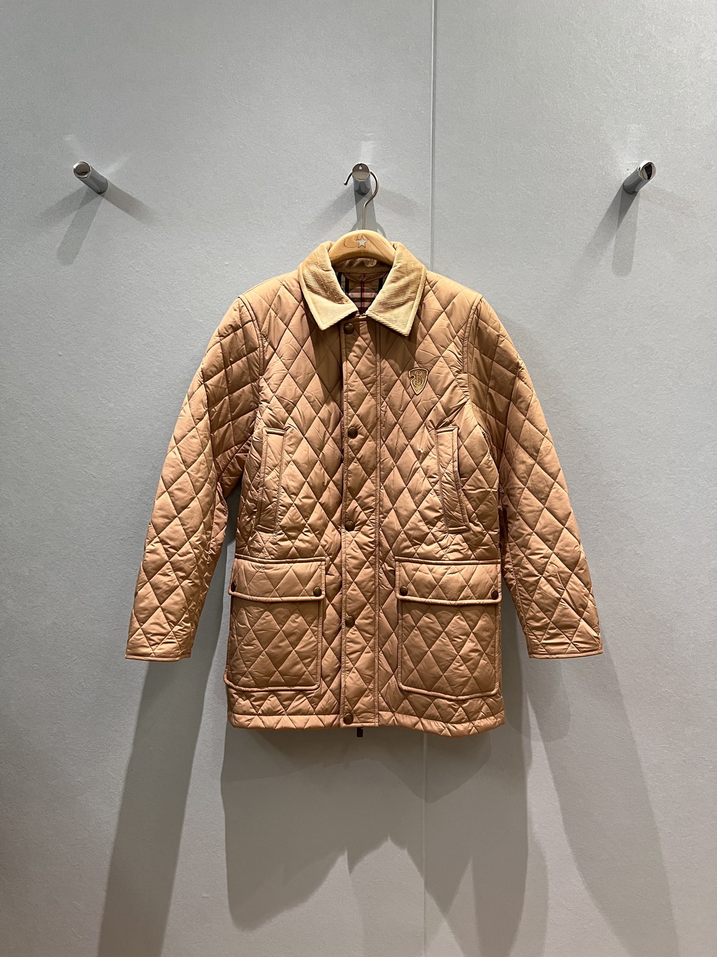 NO:477956,Autumn and winter corduroy collar diamond cotton jacket mid-length style chest embroidered badge logo classic checked lining open mold hardware accessories breast design big pocket on both sides college style casual age-reducing black khaki S-XL,,jackets & coats,alexander wang19860909秋冬冲冲灯芯绒领菱格棉服外套 中长款 胸前刺绣徽章logo 经典格纹内衬 开模五金配件排扣设计 两侧翻盖大口袋 学院风休闲减龄 黑色卡其 S-XL,,jackets & coats,alexander wang,Women's clothing