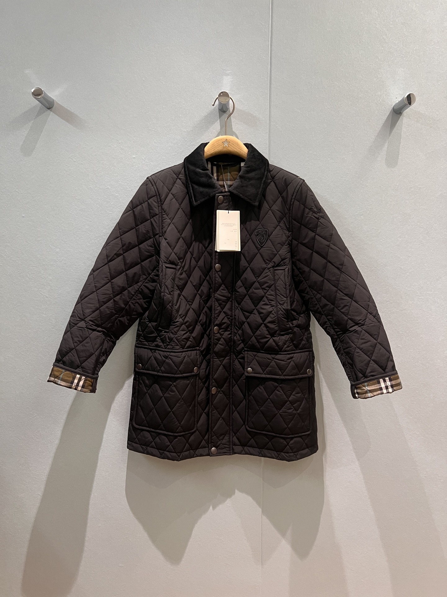 NO:477972,Autumn and winter corduroy collar diamond cotton jacket mid-length style chest embroidered badge logo green check lining open mold hardware accessories breast design two sides flip pocket college style leisure and age reduction black khaki S-XL,,jackets & coats,alexander wang19860909秋冬冲冲灯芯绒领菱格棉服外套 中长款 胸前刺绣徽章logo 绿色格纹内衬 开模五金配件排扣设计 两侧翻盖大口袋 学院风休闲减龄 黑色卡其 S-XL,,jackets & coats,alexander wang,Women's clothing