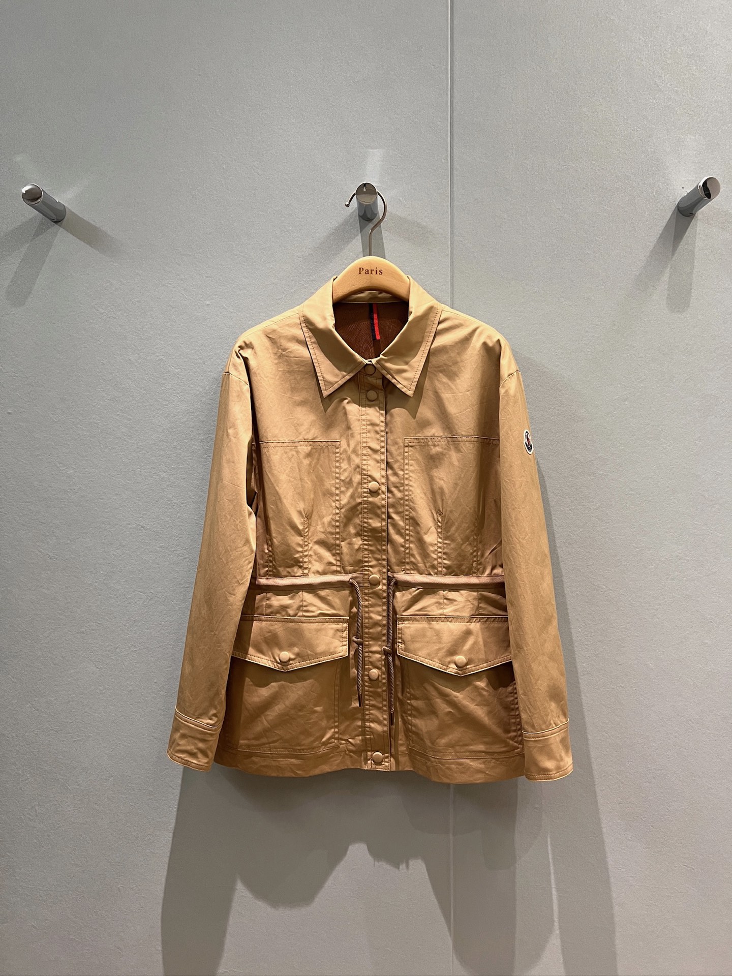 NO:478006,New style is coming to cover lapel waist design shirt jacket flip pocket decoration on both sides loose and casual waist circumference can be adjusted, waist slim and classic logo armband decoration, hardware accessories mold opening, fashionable and versatile, loose and age-reducing SML, Moncler, jackets & coats, alexander wang19860909新款来袭蒙口翻领收腰设计衬衣式外套两侧翻盖口袋装饰 宽松休闲 腰围可抽绳调节 收腰修身经典logo袖标装饰 五金配件开模 时尚百搭 宽松减龄 SML,,Moncler,jackets & coats,alexander wang,Women's clothing