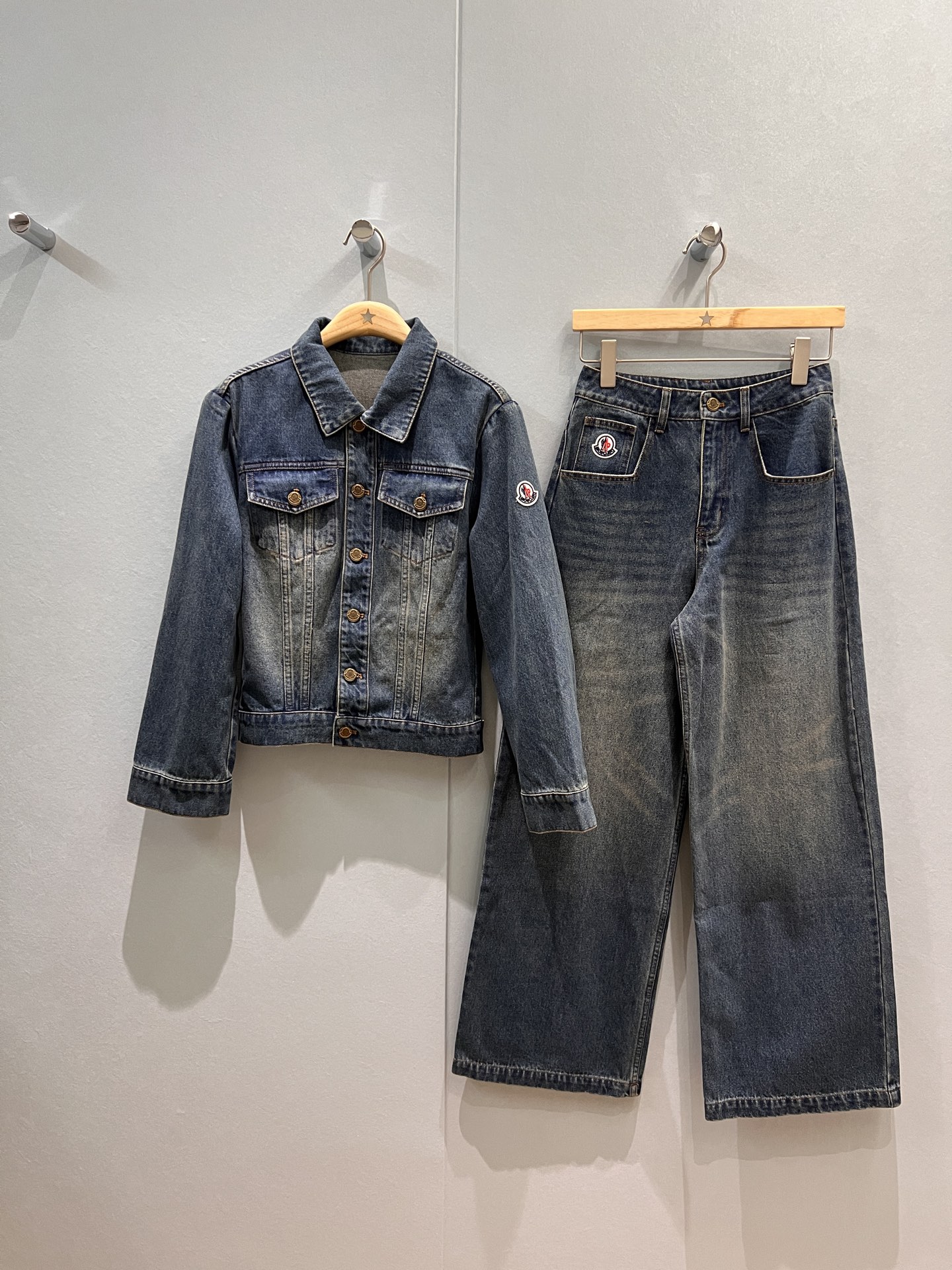 NO:477995,New style of jacket trousers is coming. The danning denim jacket straight wide-leg jeans classic armband logo badge decoration hardware accessories open mold sweet cool age-reducing casual and versatile SML, Moncler, jeans, jackets & coats, alexander wang19860909外套长裤新款来袭蒙口丹宁牛仔外套直筒阔腿牛仔裤经典袖标logo徽章装饰 五金配件开模甜酷减龄 休闲百搭 SML,,Moncler,jeans,jackets & coats,alexander wang,Women's clothing