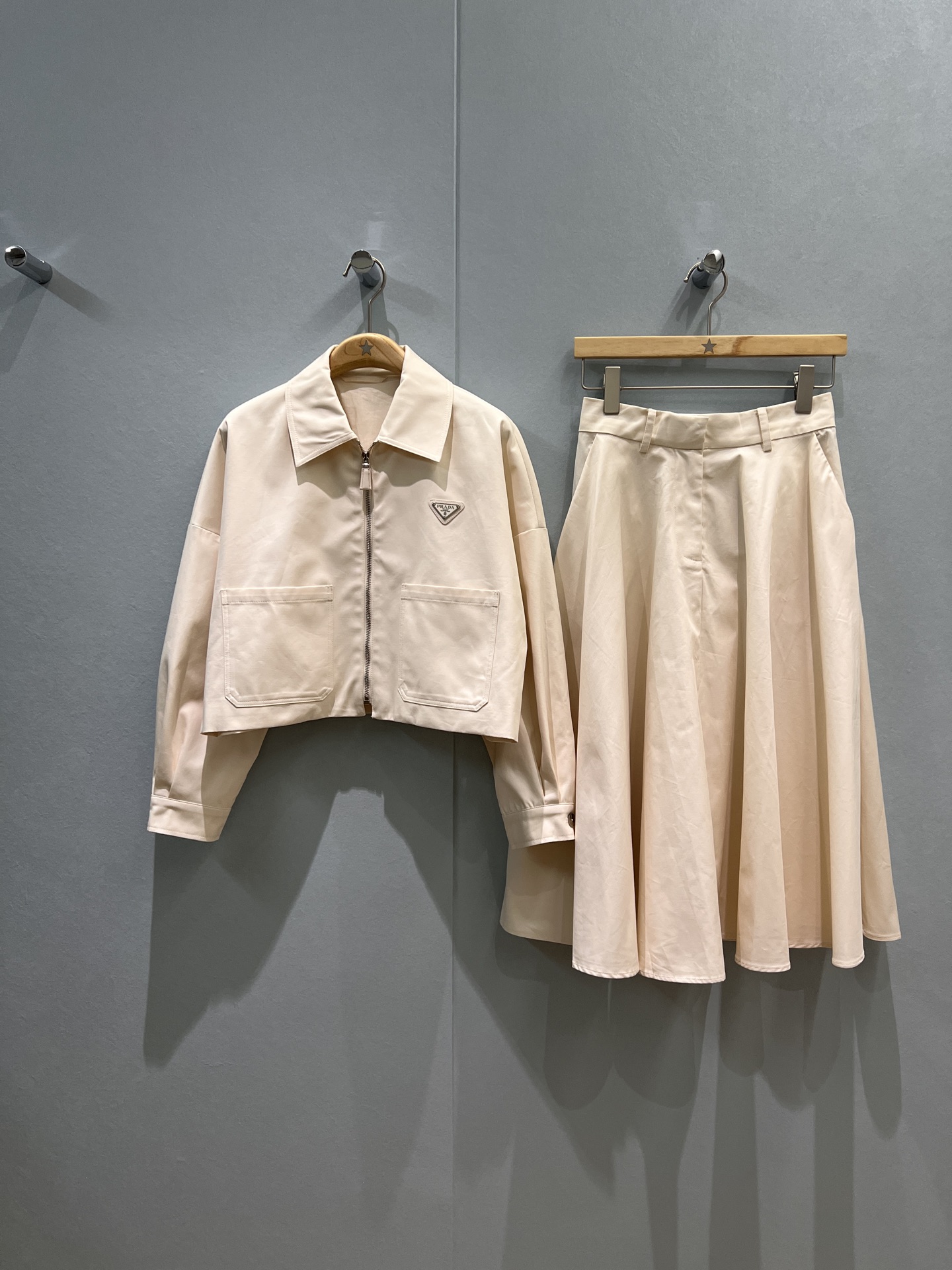 NO:478017,New casual lapel short jacket A-line large skirt for suit matching classic triangle logo decoration casual sweet and cool fashionable age-reducing You can wear it in one set SML, skirts, jackets & coats, alexander wang19860909外套半裙新款休闲翻领短款外套A字大摆半裙 可套装搭配 经典三角徽标装饰休闲甜酷 时尚减龄 分开搭可一套穿 SML,,skirts,jackets & coats,alexander wang,Women's clothing