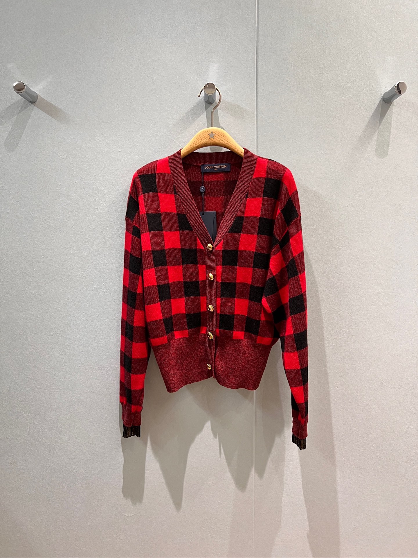 NO:478029,New retro red paired black plaid V-neck knitted cardigan jacket with mold opening gold buckle Double cuffs Waist-closed wide hem cuffs logo leather logo decoration Full atmosphere SML, Jackets & coats,alexander wang19860909新款复古红拼黑色格纹V领针织开衫外套开模金扣 双层袖口 收腰宽下摆袖口拼logo皮标装饰 氛围感十足 SML,,jackets & coats,alexander wang,Women's clothing