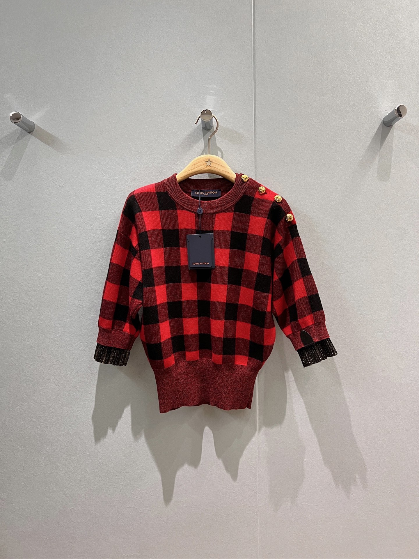 NO:478042,New retro red paired black plaid round neck mid-sleeved knitted top open mold gold shoulder buckle double-layer cuffs waist wide hem cuffs logo leather logo decoration full of atmosphere SML, alexander wang19860909新款复古红拼黑色格纹圆领中袖针织上衣开模金色肩扣 双层袖口 收腰宽下摆袖口拼logo皮标装饰 氛围感十足 SML,,alexander wang,Women's clothing