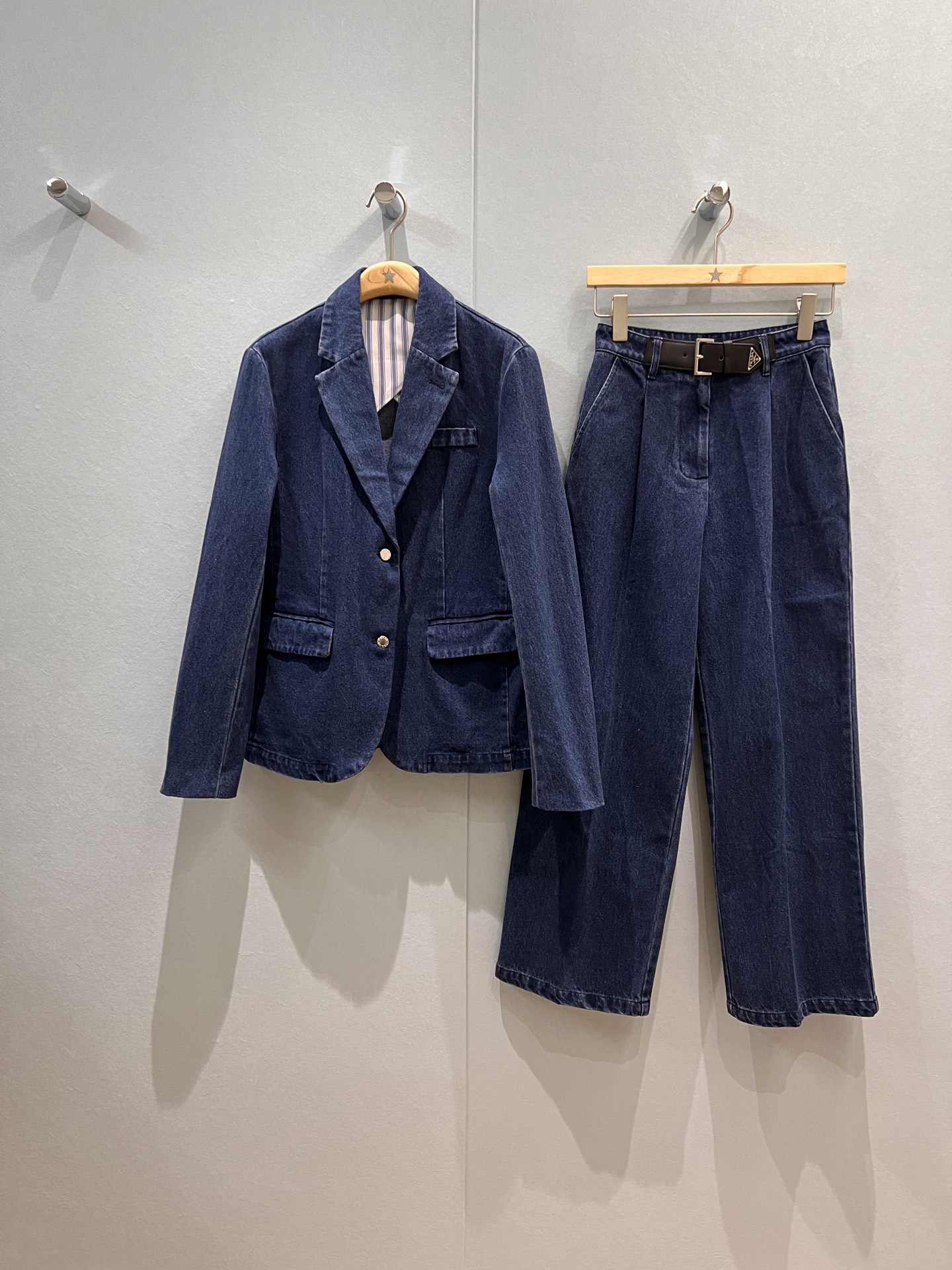 NO:479484,New two-button denim denim suit jacket mold opening logo buckle, deep blue and fashionable commuting, full of aura, salt or sweet, match the same style of denim wide-leg pants SML,, jackets & coats, business suit, alexander wang19860909新款两扣丹宁牛仔西装外套开模logo扣 洗水深蓝时尚通勤 气场十足 可盐可甜 搭同款牛仔阔腿裤 SML,,jackets & coats,business suit,alexander wang,Women's clothing