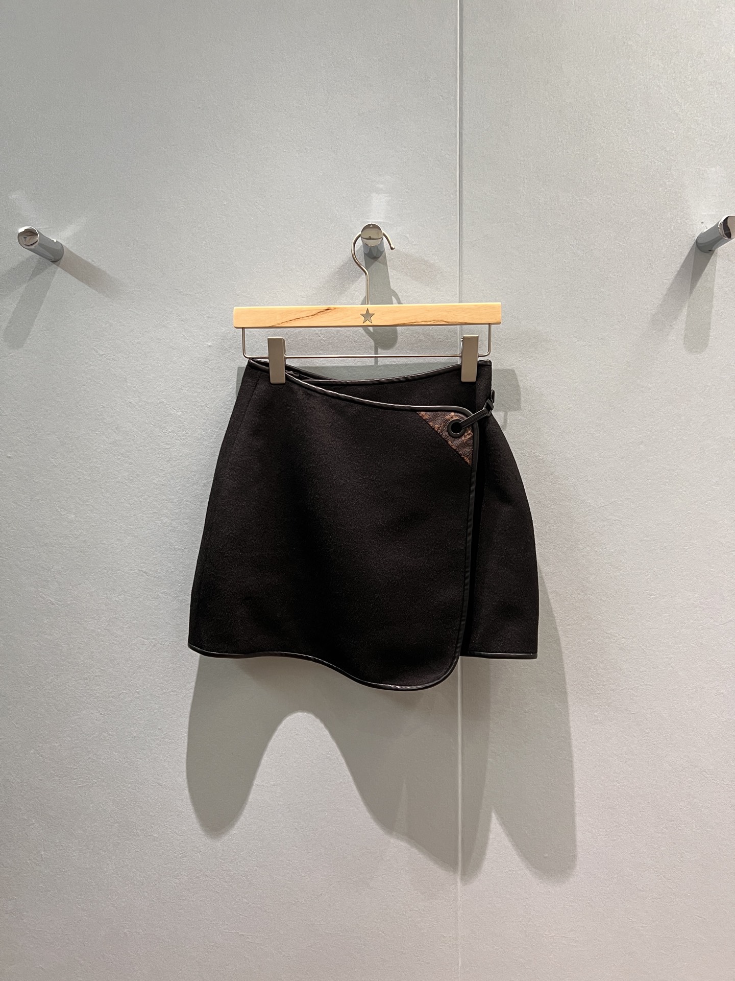 NO:479498,The classic presbyterian logo in the autumn and winter style inside is asymmetrical wrap design woolen skirt leather edges, mold opening belt buckle decoration, hip-covering skirt, temperament and versatile hardware accessories mold opening, can be worn with the same jacket SML, skirts, jackets & coats, alexander wang19860909秋冬新款内里经典老花logo不对称包裹设计毛呢半裙皮质边边 开模皮带扣装饰 包臀短裙 气质百搭五金配件开模 可搭同款外套 SML,,skirts,jackets & coats,alexander wang,Women's clothing