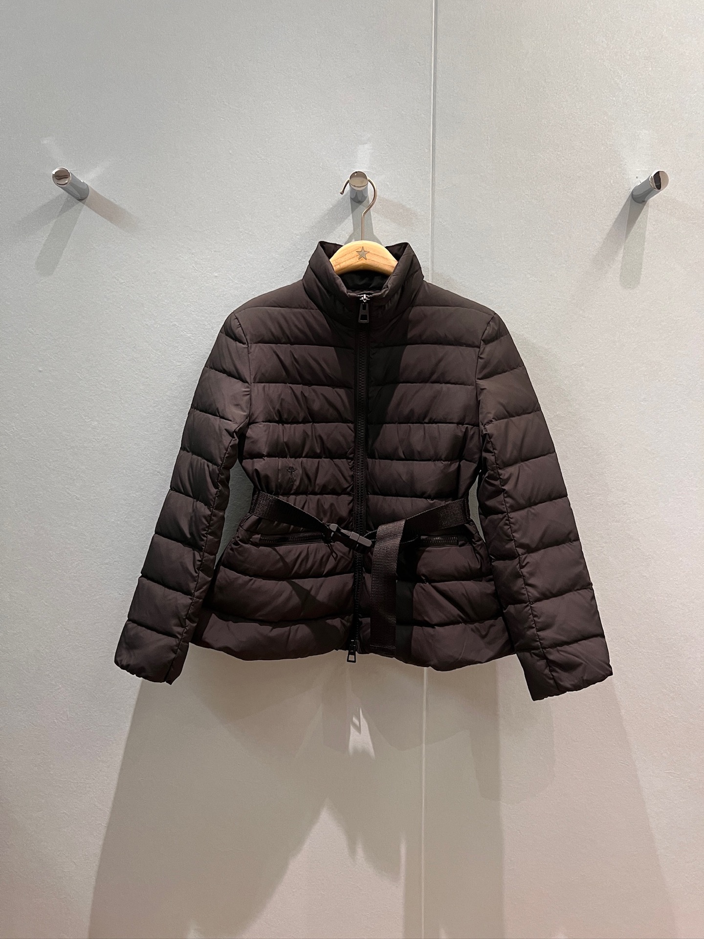 NO:479512,New irregular hem with dust bag, waist-closing stand collar down jacket snap-on belt decoration, waist-closing slim fit 90 down 10 down embroidery CD bee, cuff elastic black and white SML, down jacket, alexander wang19860909配防尘袋新款不规则下摆 收腰立领羽绒服卡扣腰带装饰 收腰修身 90羽绒10羽绒刺绣CD小蜜蜂 袖口松紧 黑色白色 SML,,down jacket,alexander wang,Women's clothing