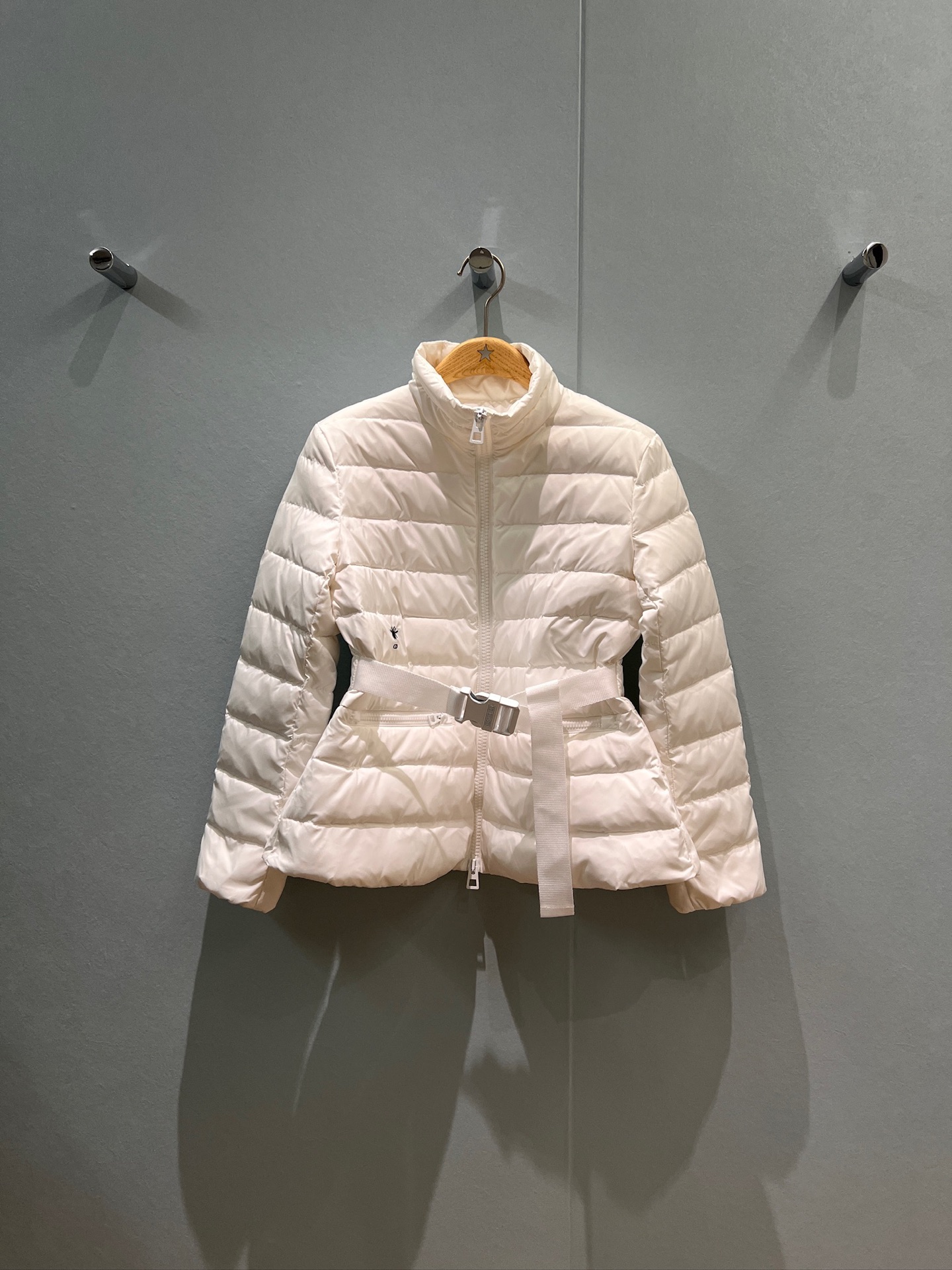 NO:479528,New irregular hem with dust bag, waist-closing stand collar down jacket snap-on belt decoration, waist-closing slim fit 90 down 10 down embroidery CD bee, cuff elastic black and white SML, down jacket, alexander wang19860909配防尘袋新款不规则下摆 收腰立领羽绒服卡扣腰带装饰 收腰修身 90羽绒10羽绒刺绣CD小蜜蜂 袖口松紧 黑色白色 SML,,down jacket,alexander wang,Women's clothing