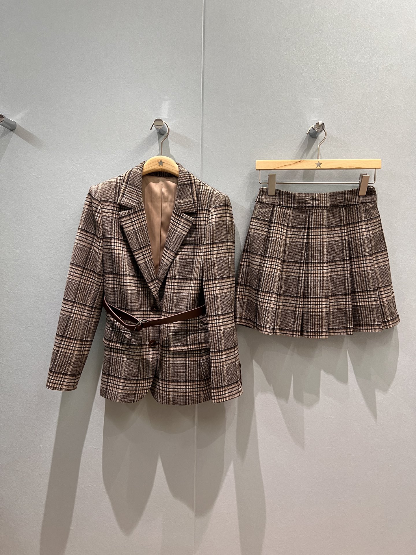 NO:479542,New style is coming BC retro plaid suit jacket plaid pleated skirt Shorts lining design Delivery belt decoration commuting capable temperament SML, skirts, shorts, jackets & coats, business suit, alexander wang19860909新款来袭BC复古格纹西装外套格纹百褶半裙 短裤内衬设计 配送腰带装饰通勤干练 气质百搭 SML,,skirts,shorts,jackets & coats,business suit,alexander wang,Women's clothing