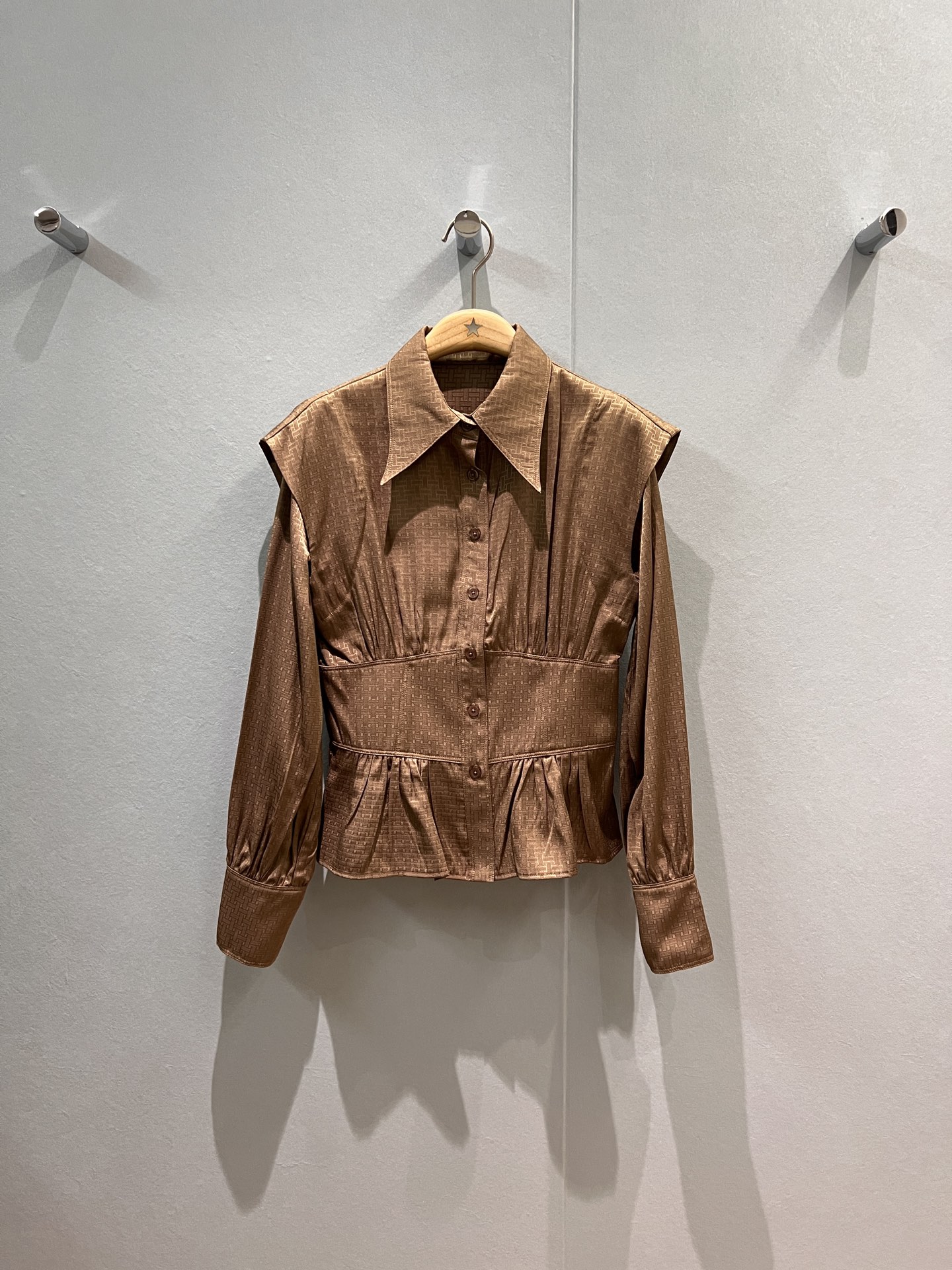 NO:479482,New H jacquard French pointed-collar waisted ruffle shirt waisted lotus leaf hem, slim and versatile temperament, essential for age reduction, brown white SML, alexander wang19860909新款H提花法式尖领收腰荷叶边衬衣收腰荷叶下摆 修身显瘦气质百搭 减龄必备 咖色白色 SML,,alexander wang,Women's clothing