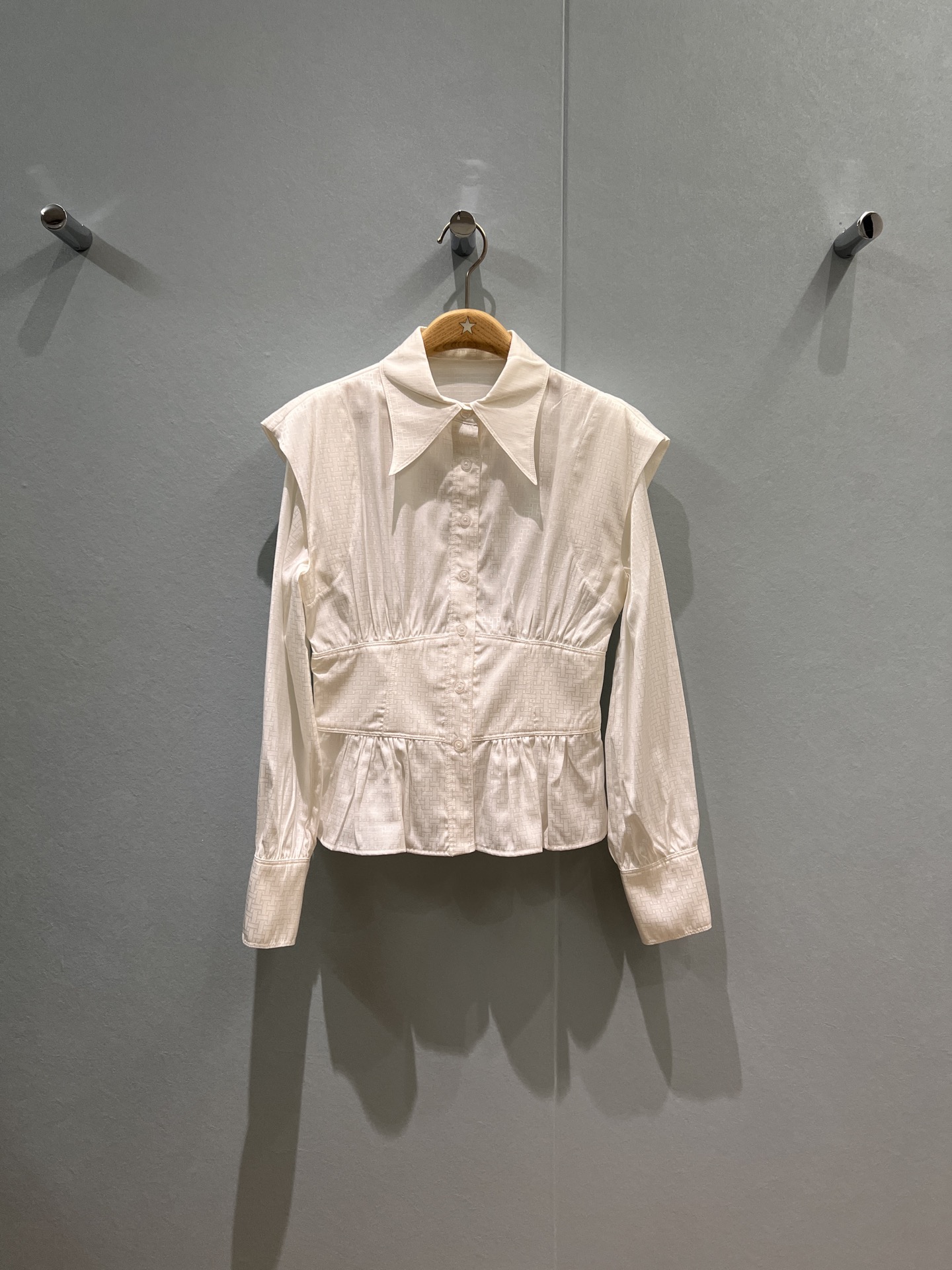NO:479499,New H jacquard French pointed-collar waisted ruffle shirt waisted lotus leaf hem, slim and versatile temperament, essential for age reduction, brown white SML, alexander wang19860909新款H提花法式尖领收腰荷叶边衬衣收腰荷叶下摆 修身显瘦气质百搭 减龄必备 咖色白色 SML,,alexander wang,Women's clothing